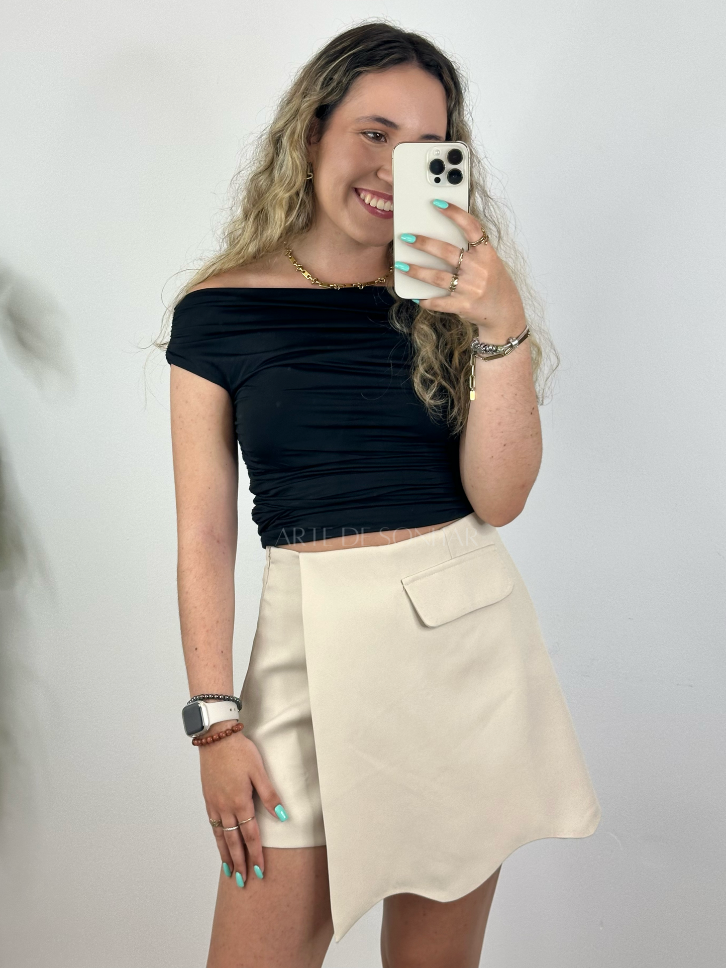 Conjunto de blazer curto com saia calção bege