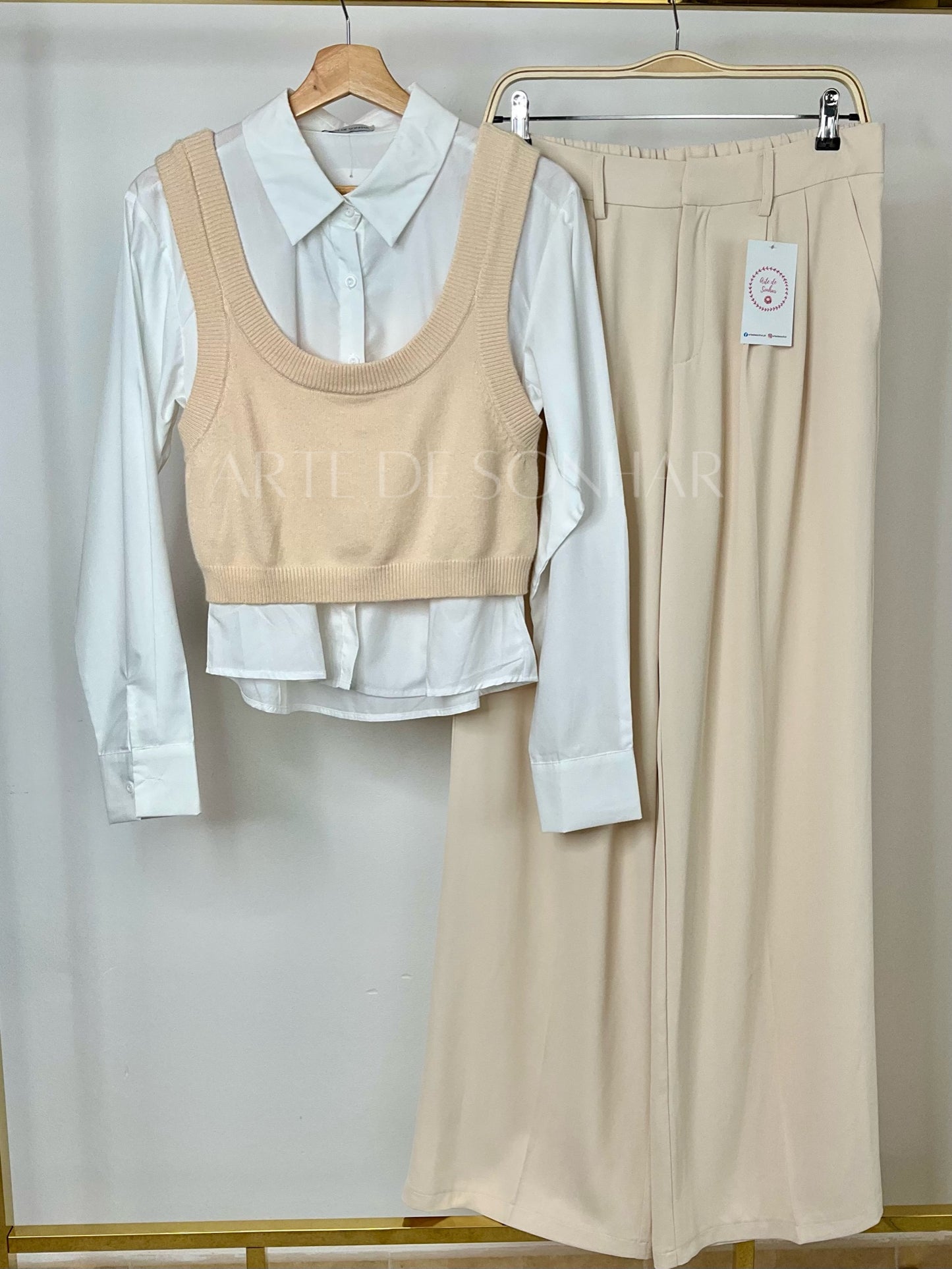 Conjunto de camisa branca com top de malha