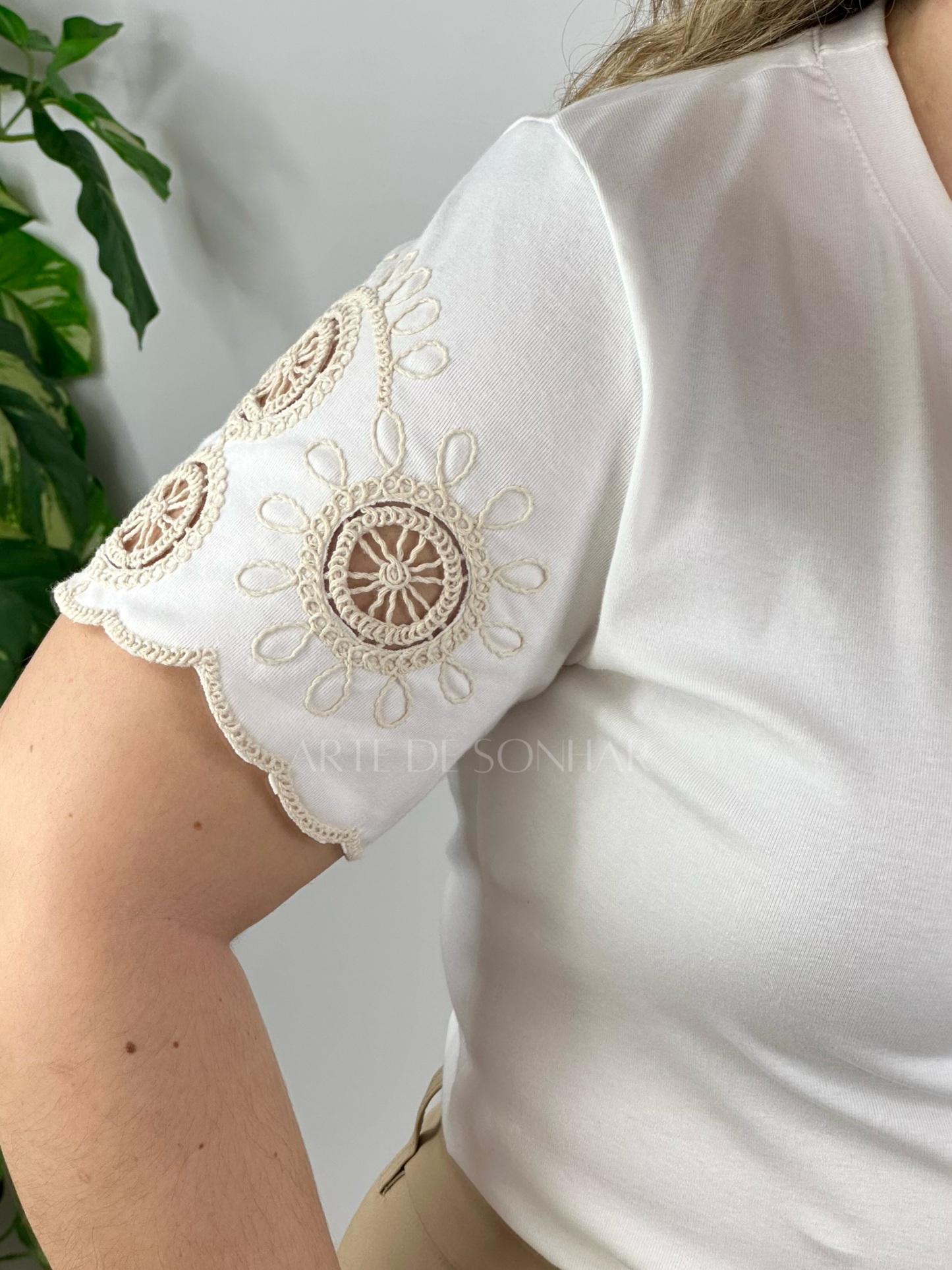 T-shirt branca com bordados