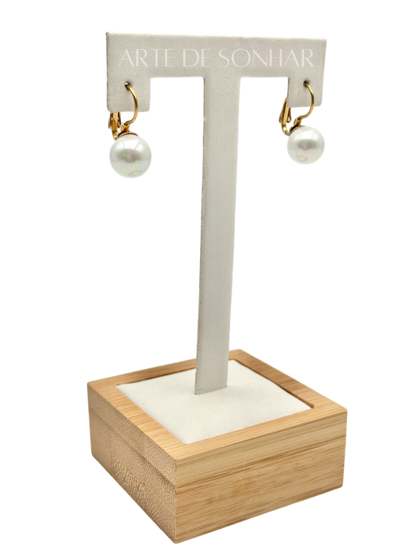 Brincos dourados com pérolas pequenas