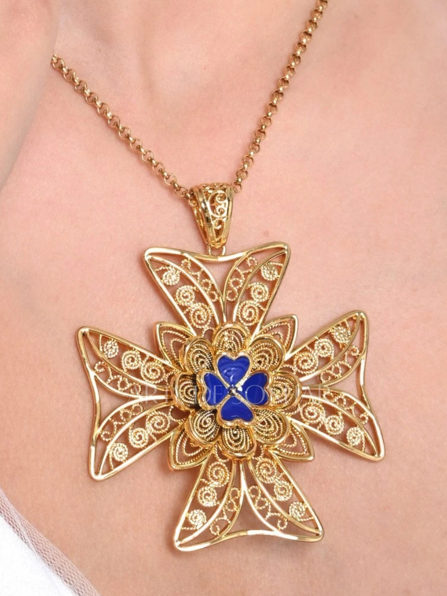 Colar Cruz de Malta com trevo azul XL