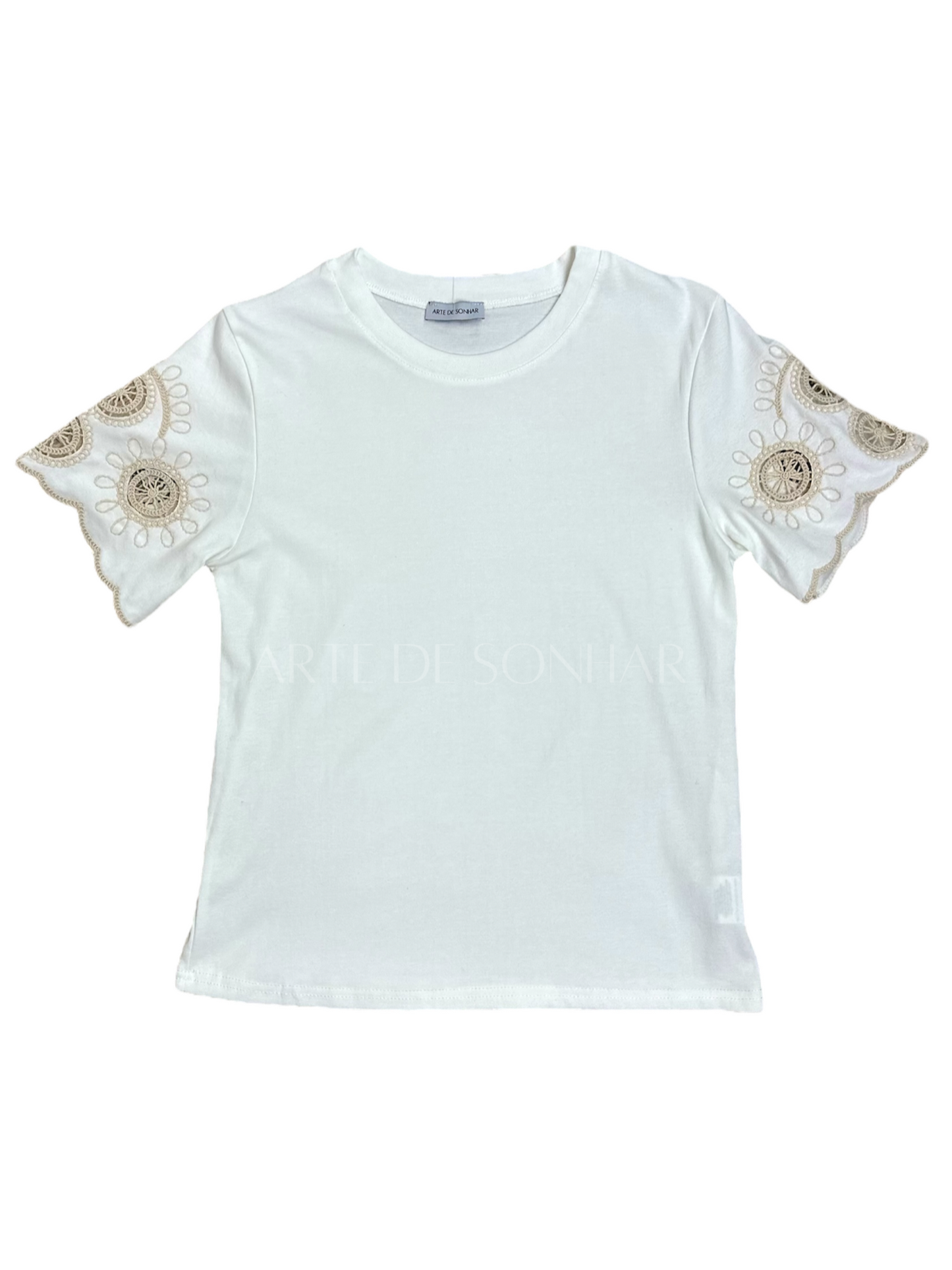 T-shirt branca com bordados