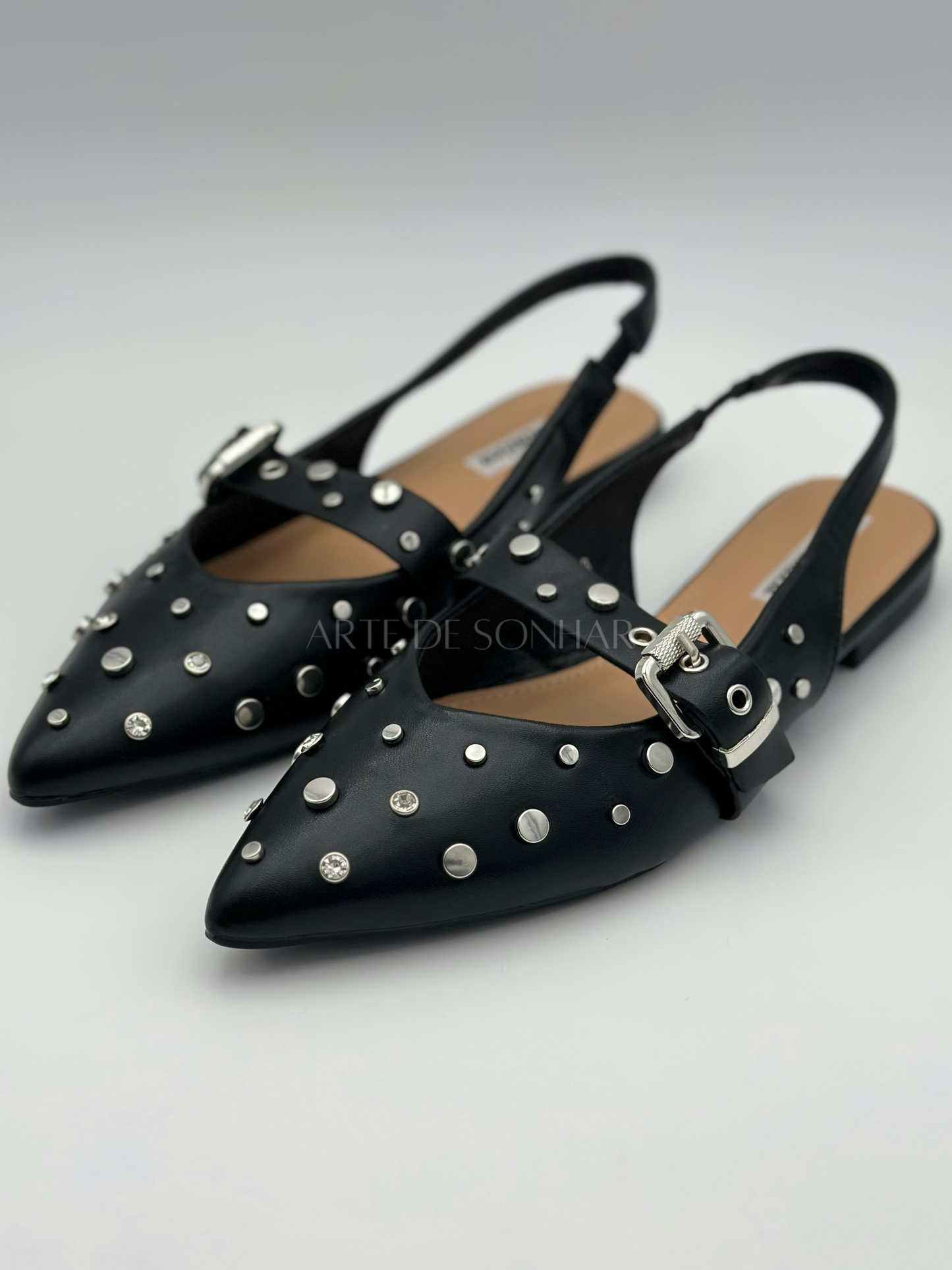 Sapatos slingback com tachas e brilhantes