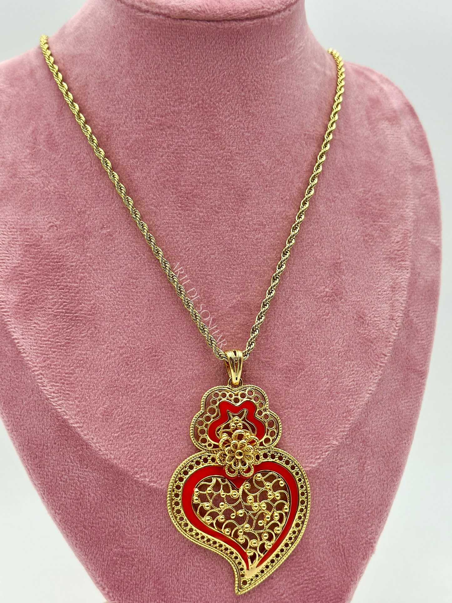 Colar Coração de Viana com vermelho e cordão torcido