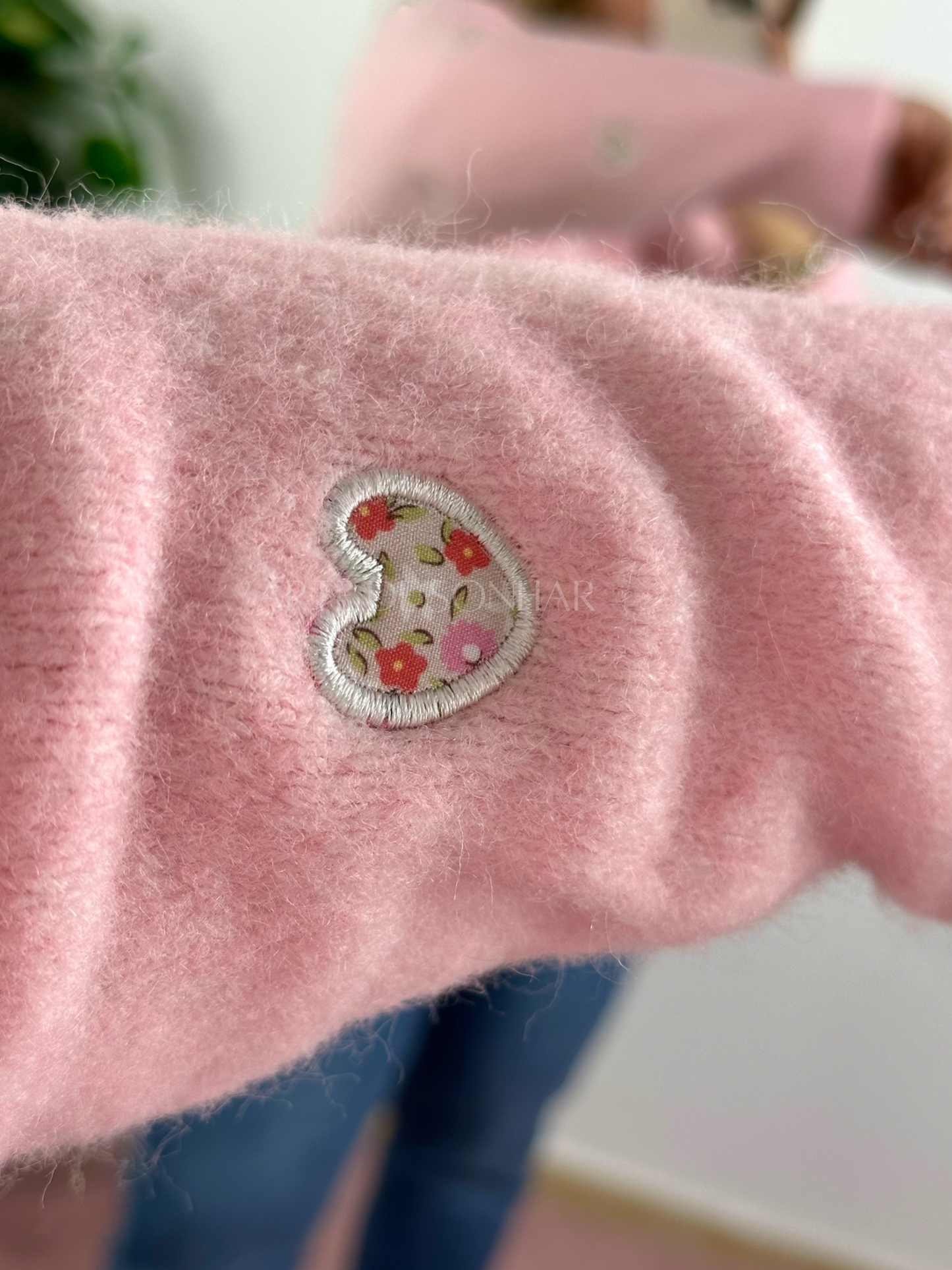 Camisola de malha rosa com corações e flores