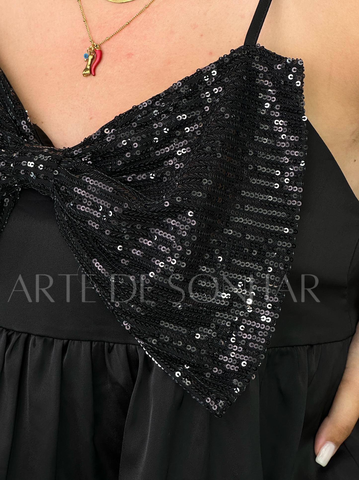 Top de lantejoulas com laço