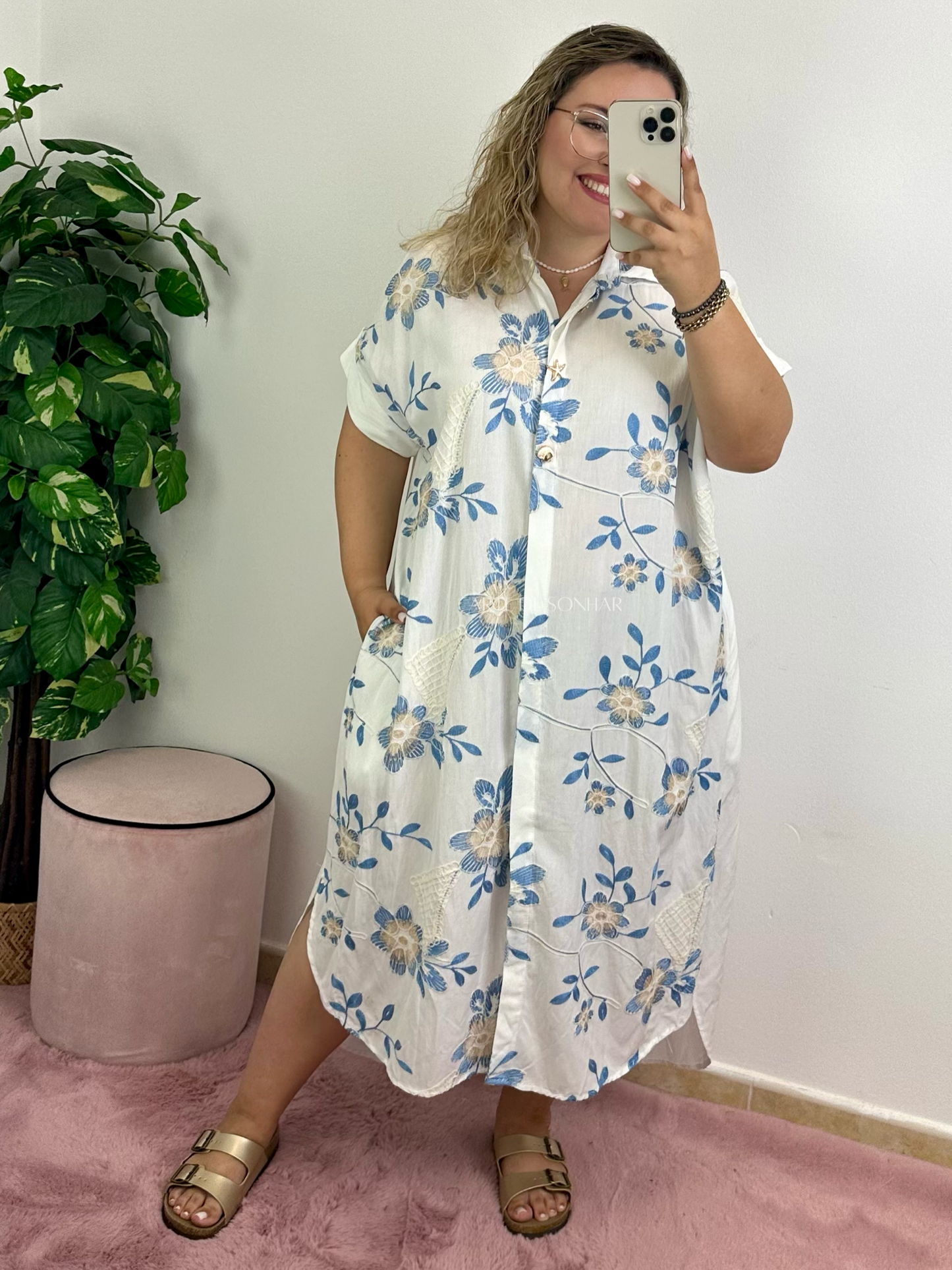 Vestido camiseiro branco com bordados azuis