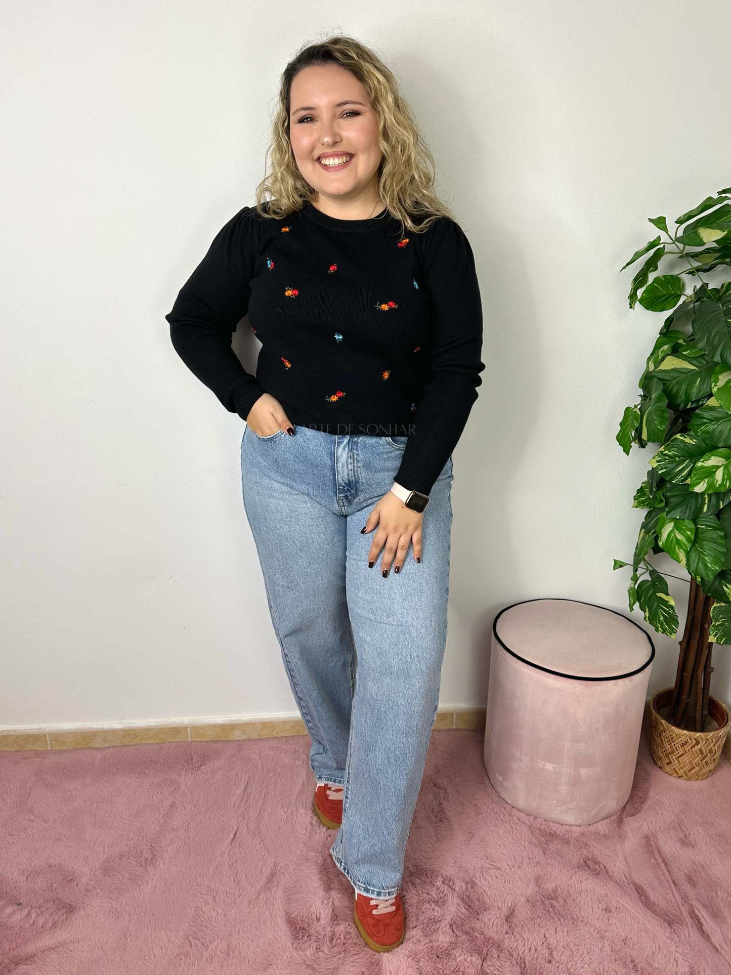 Camisola de malha preta com flores bordadas