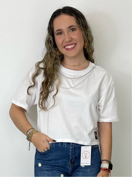T-shirts curtas com aplique de pérolas e corrente