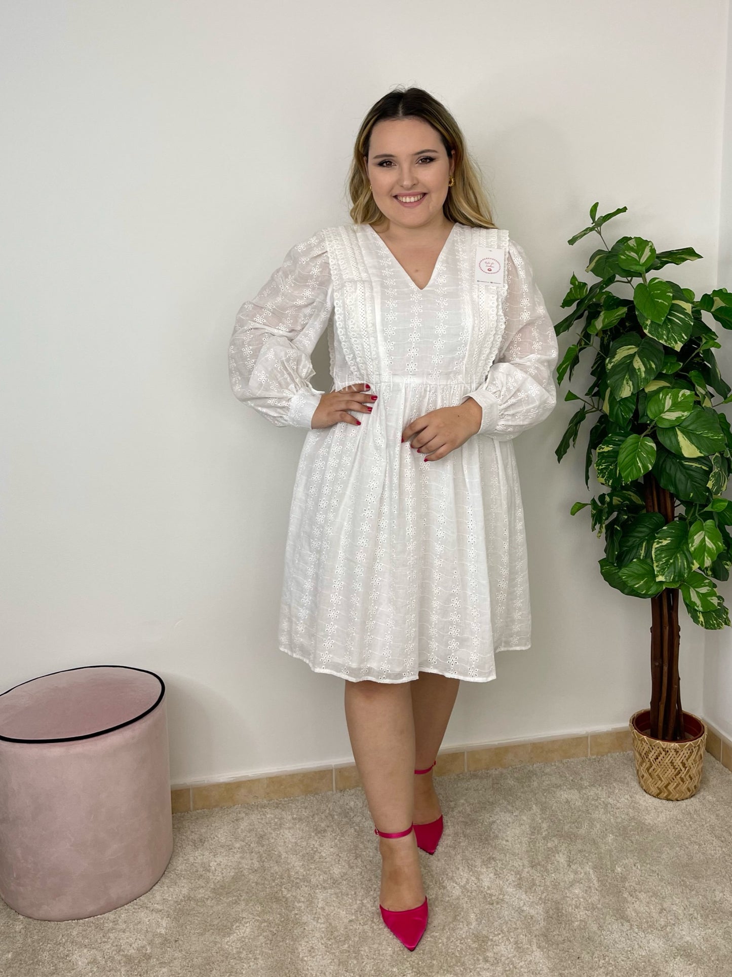 Vestido de bordado inglês com decote em V