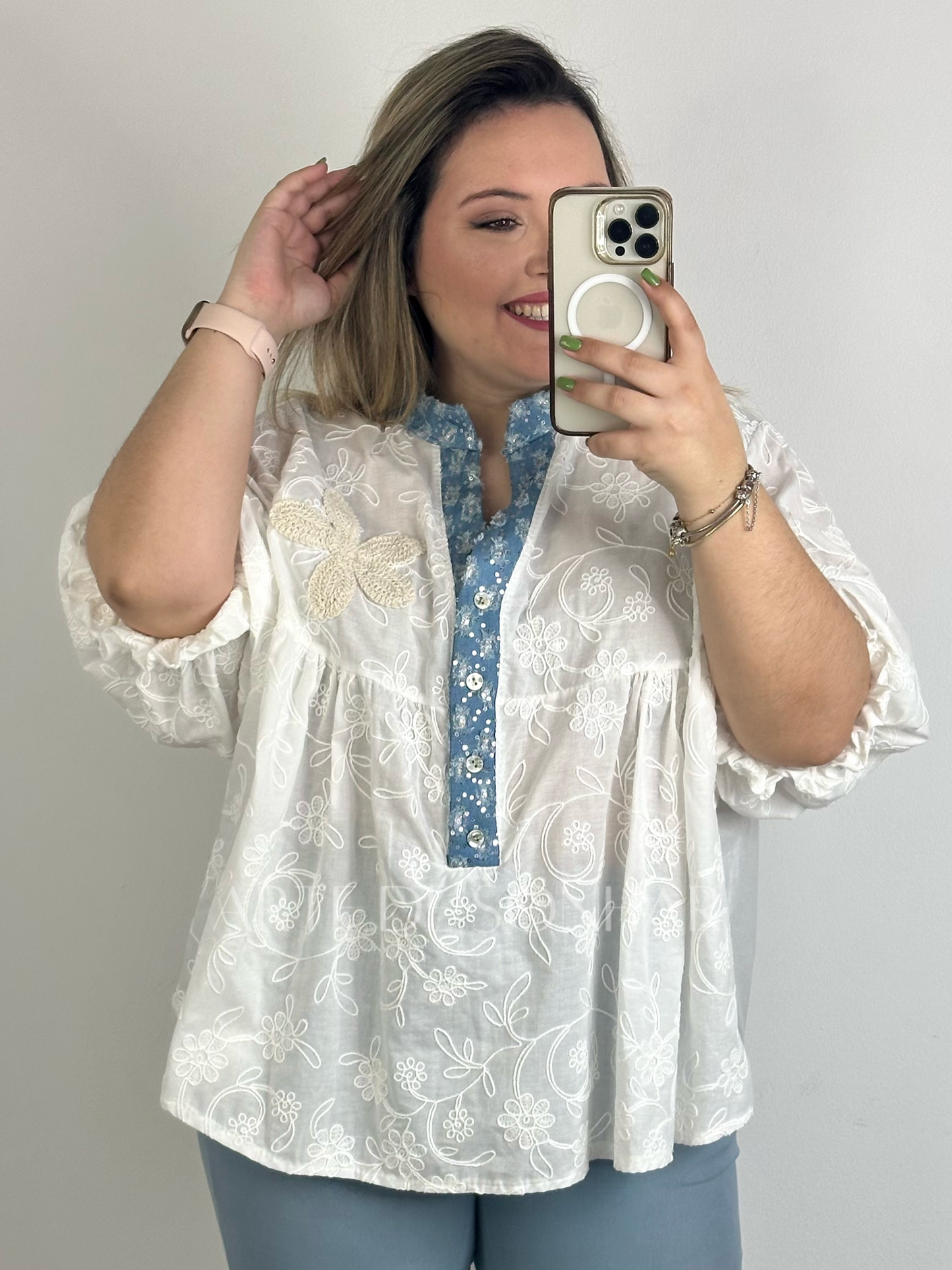 Blusa de bordados com ganga