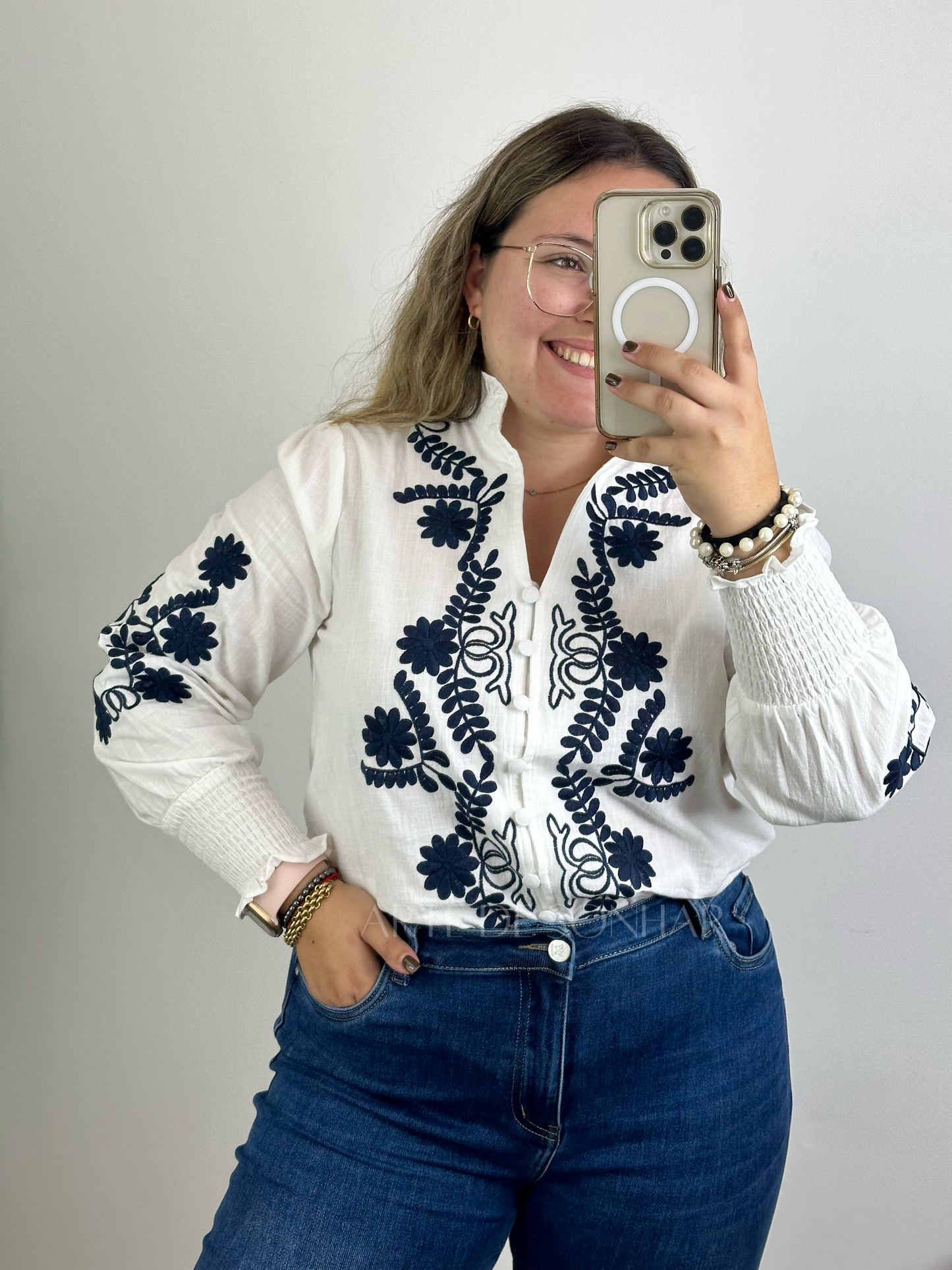 Blusa dos bordados azuis