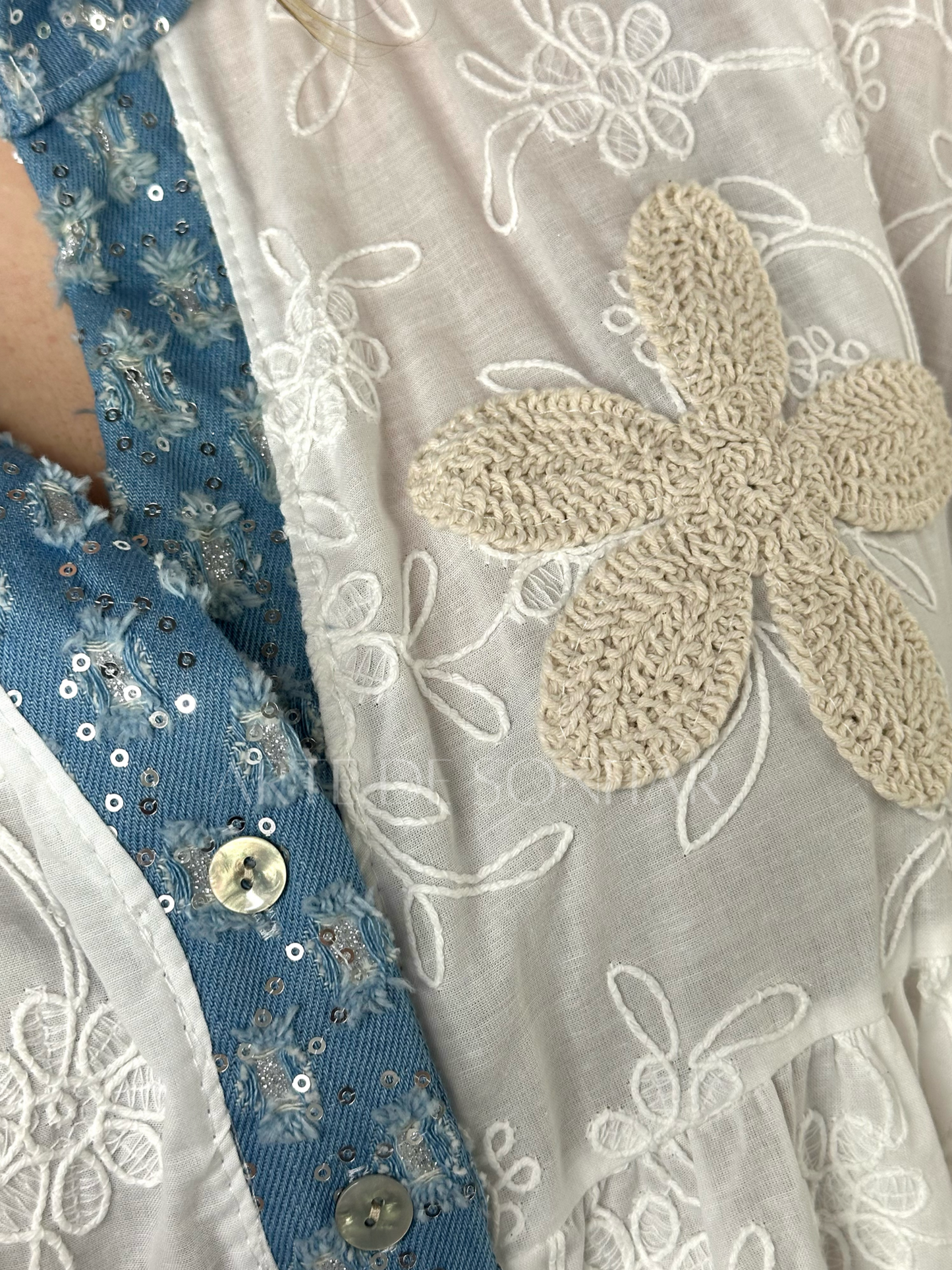 Blusa de bordados com ganga
