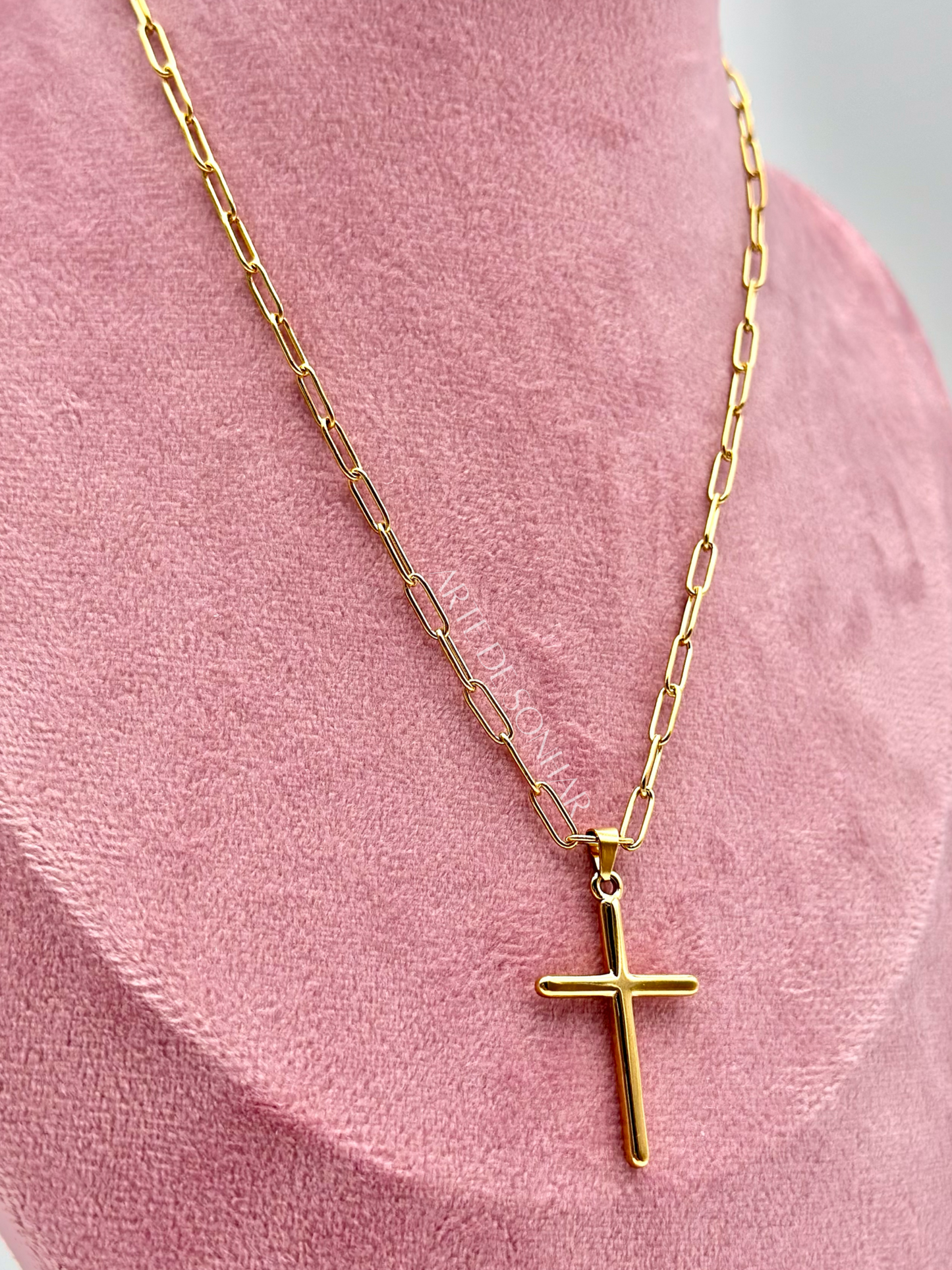 Colar da Cruz com malha aberta