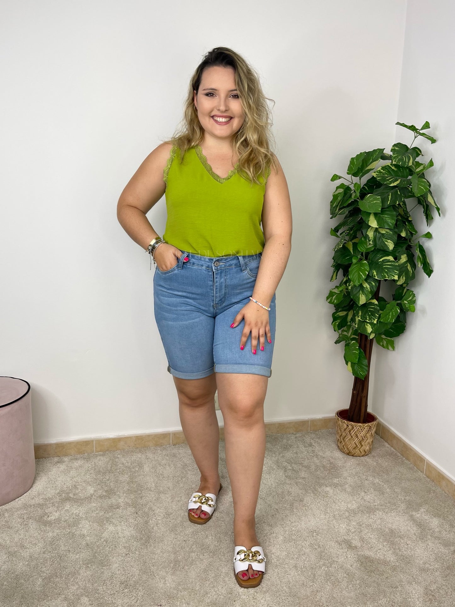 Top com renda de alça larga