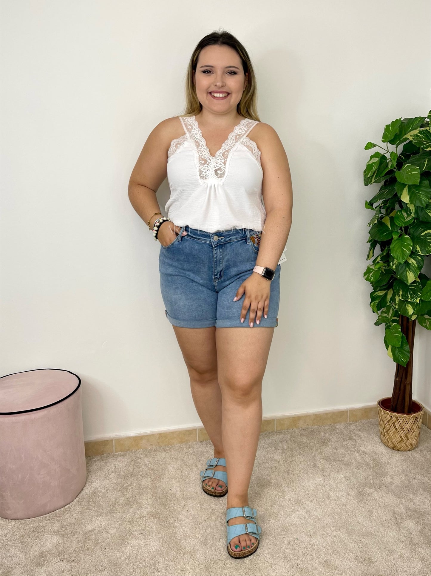 Top com renda no decote e alça