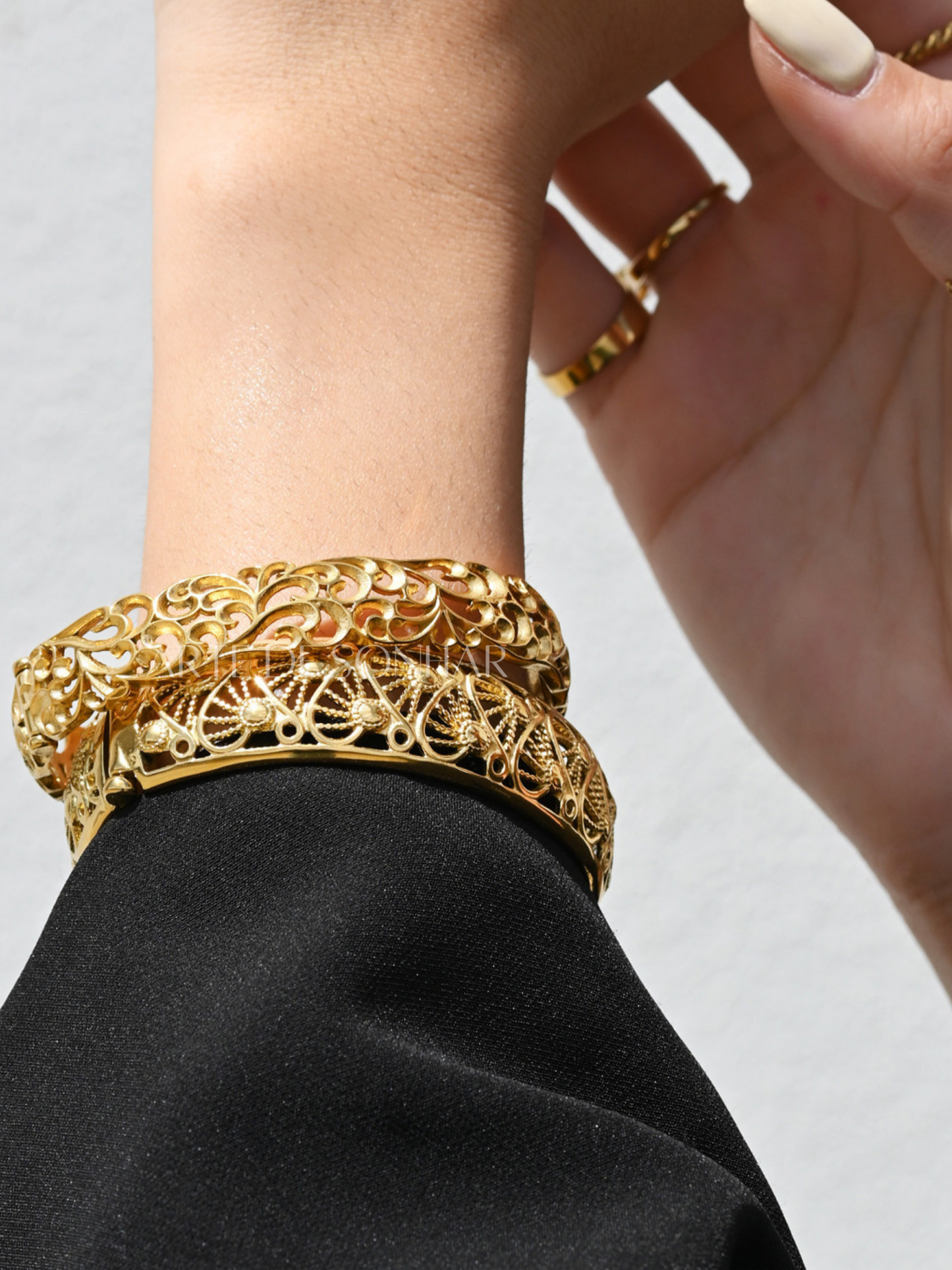 Pulseira rígida com corações efeito filigrana