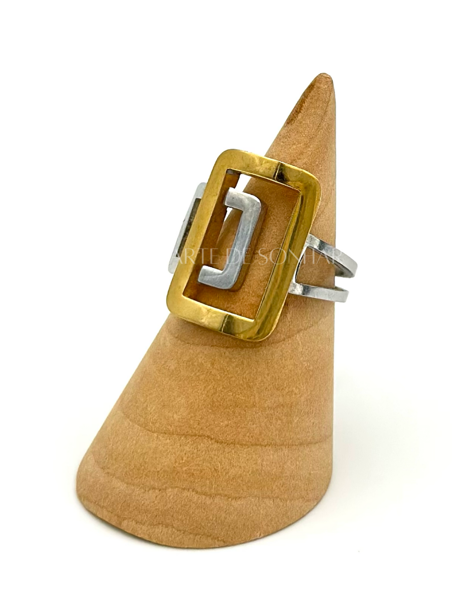 Anel prateado com retângulo dourado