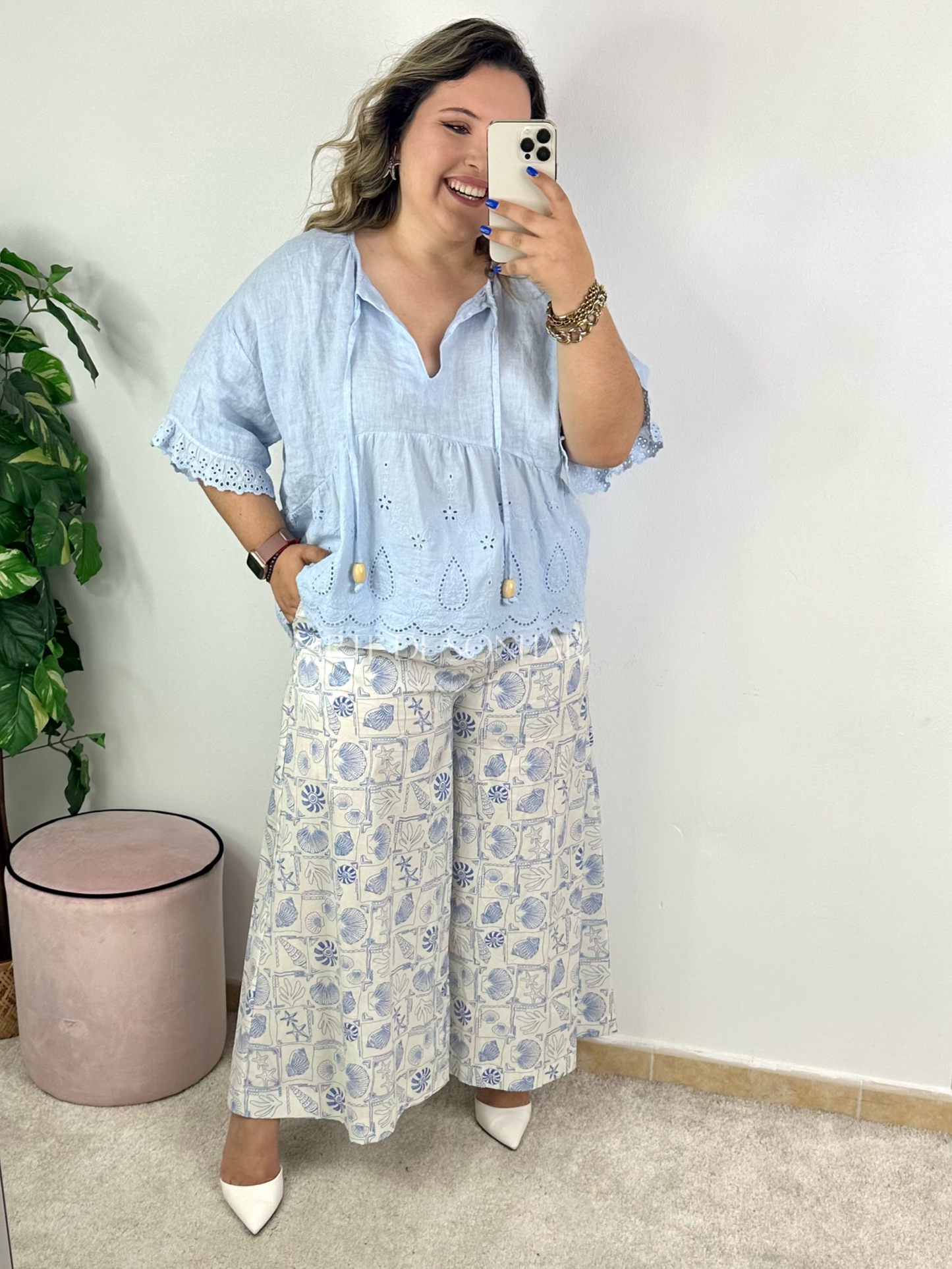 Blusa azul de bordado inglês com atilhos