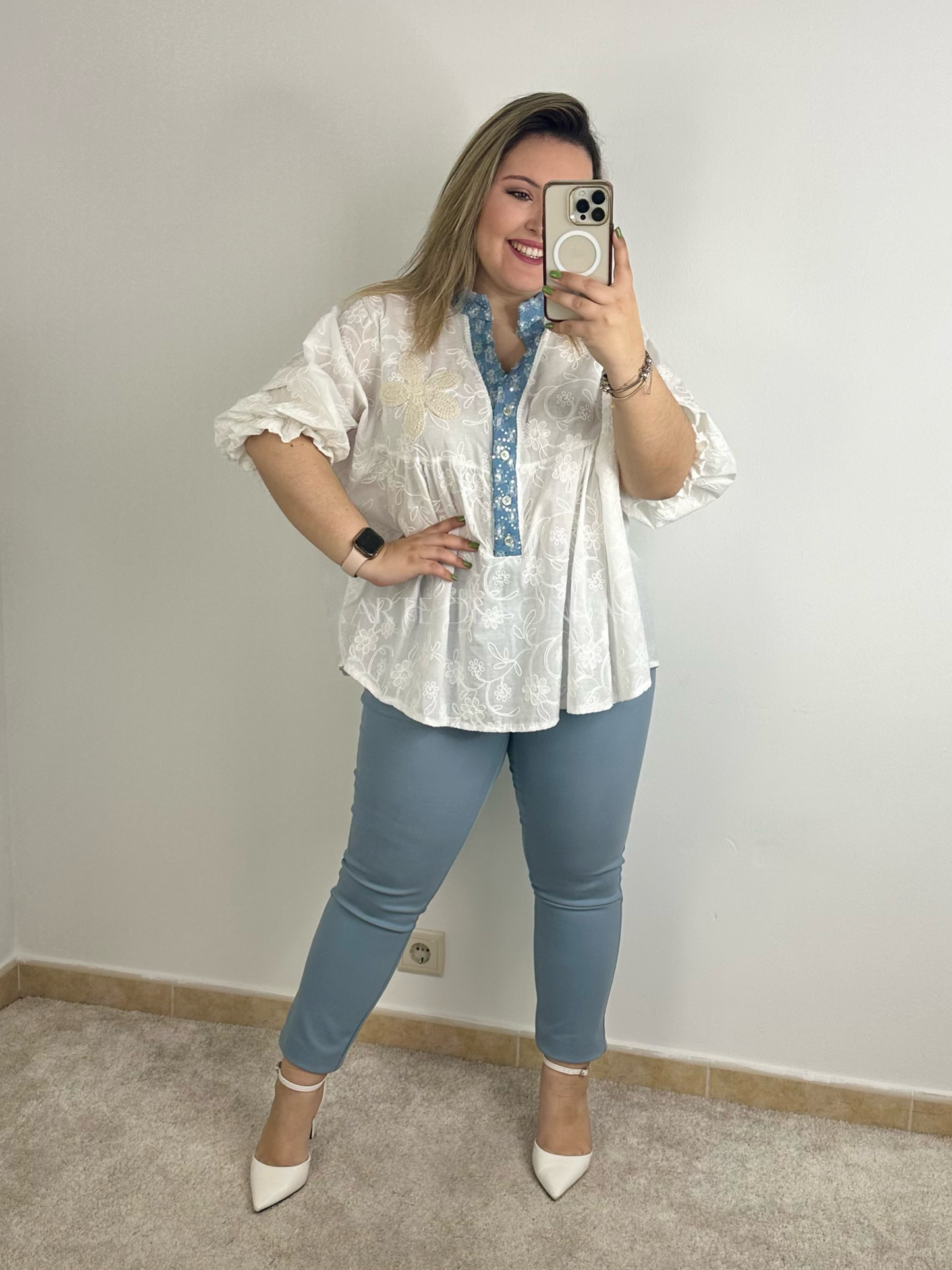 Blusa de bordados com ganga