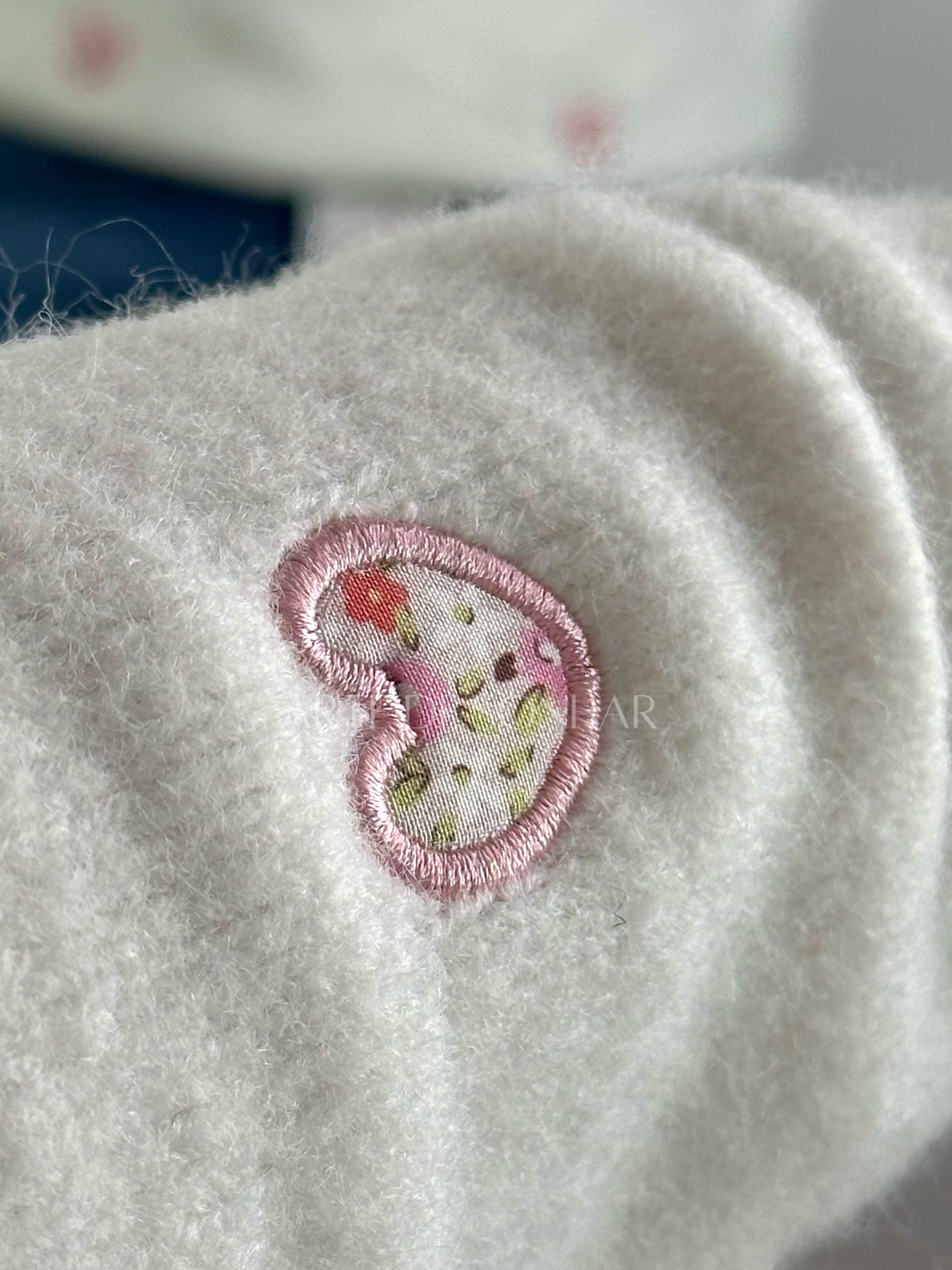 Camisola de malha branca com corações e flores