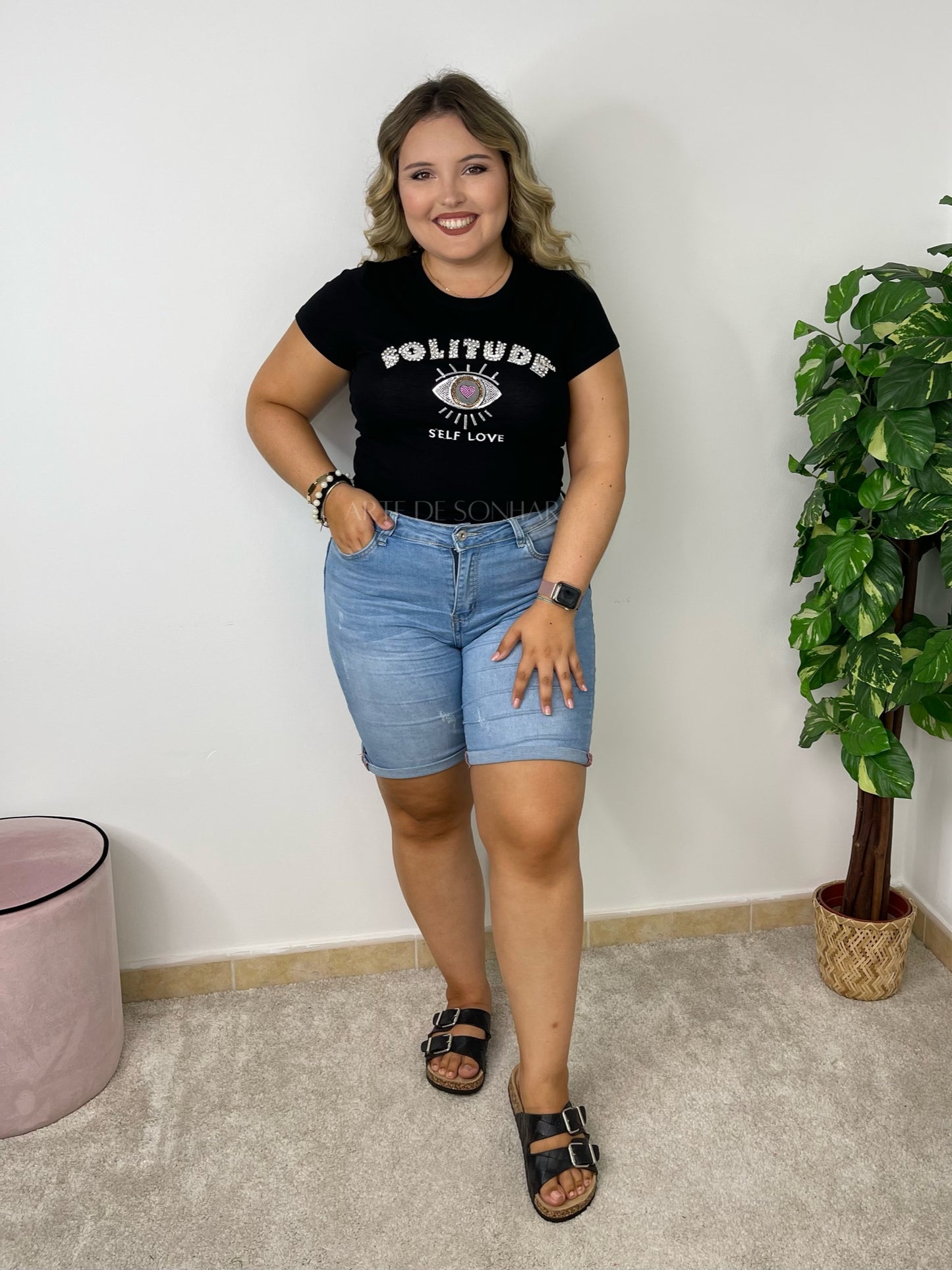 T-shirt com olho e letras com cristais