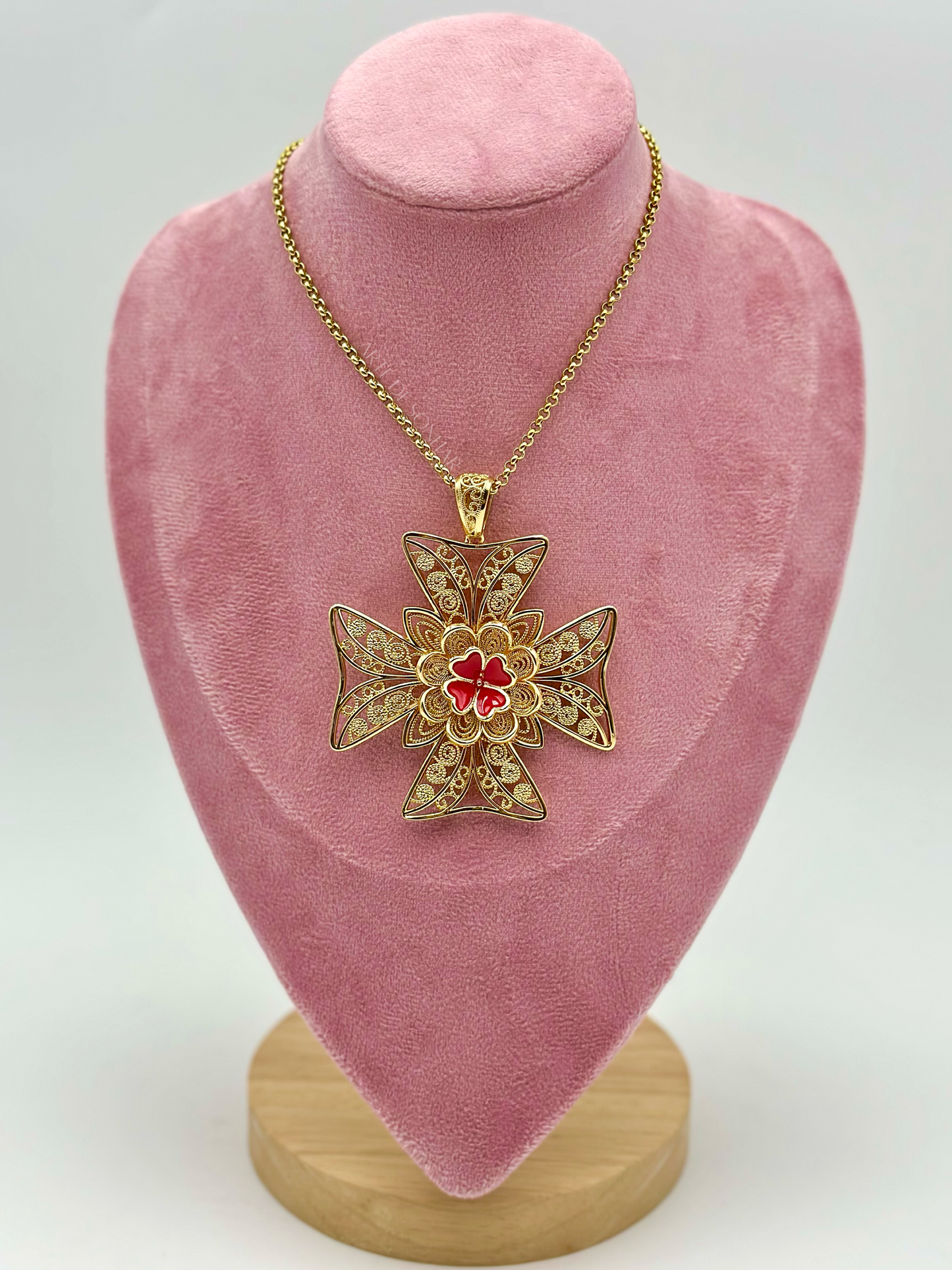 Colar Cruz de Malta com trevo vermelho XL