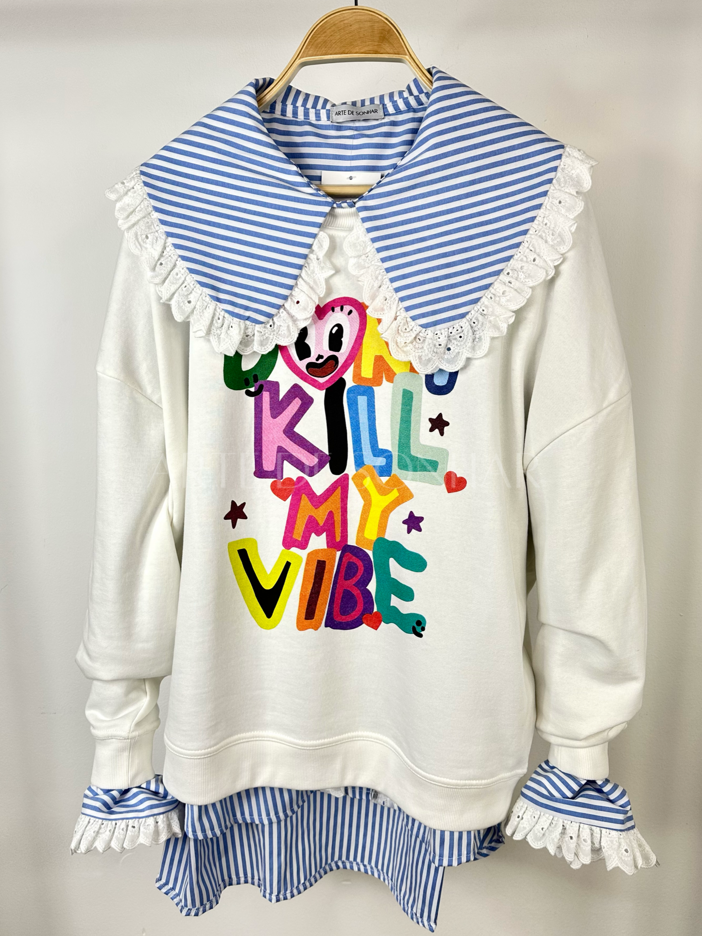 Camisa dos babados com riscas