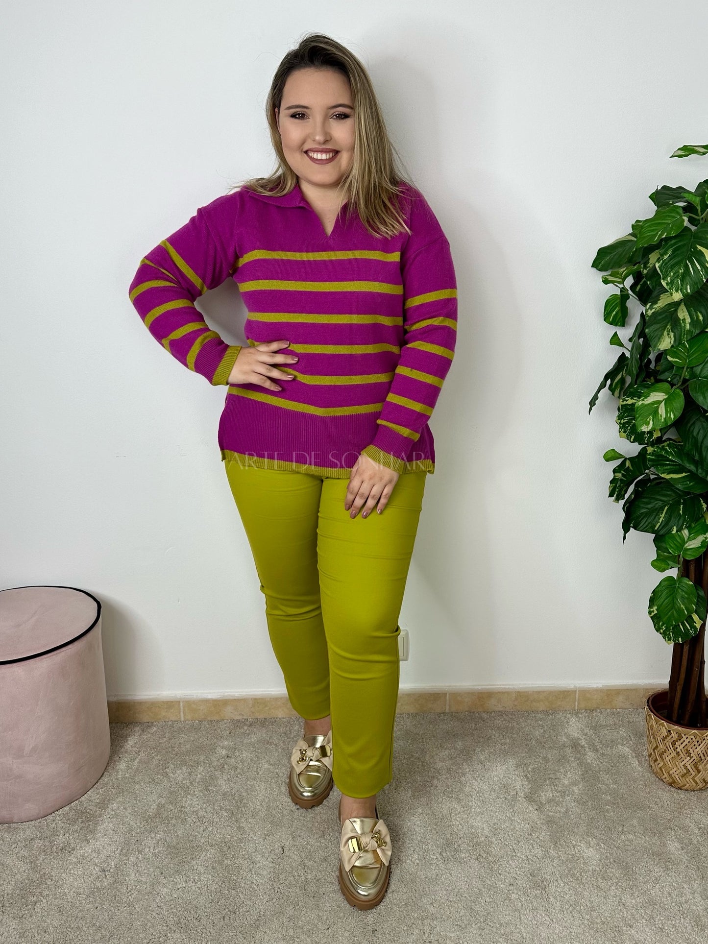 Camisola polo beringela com riscas verdes