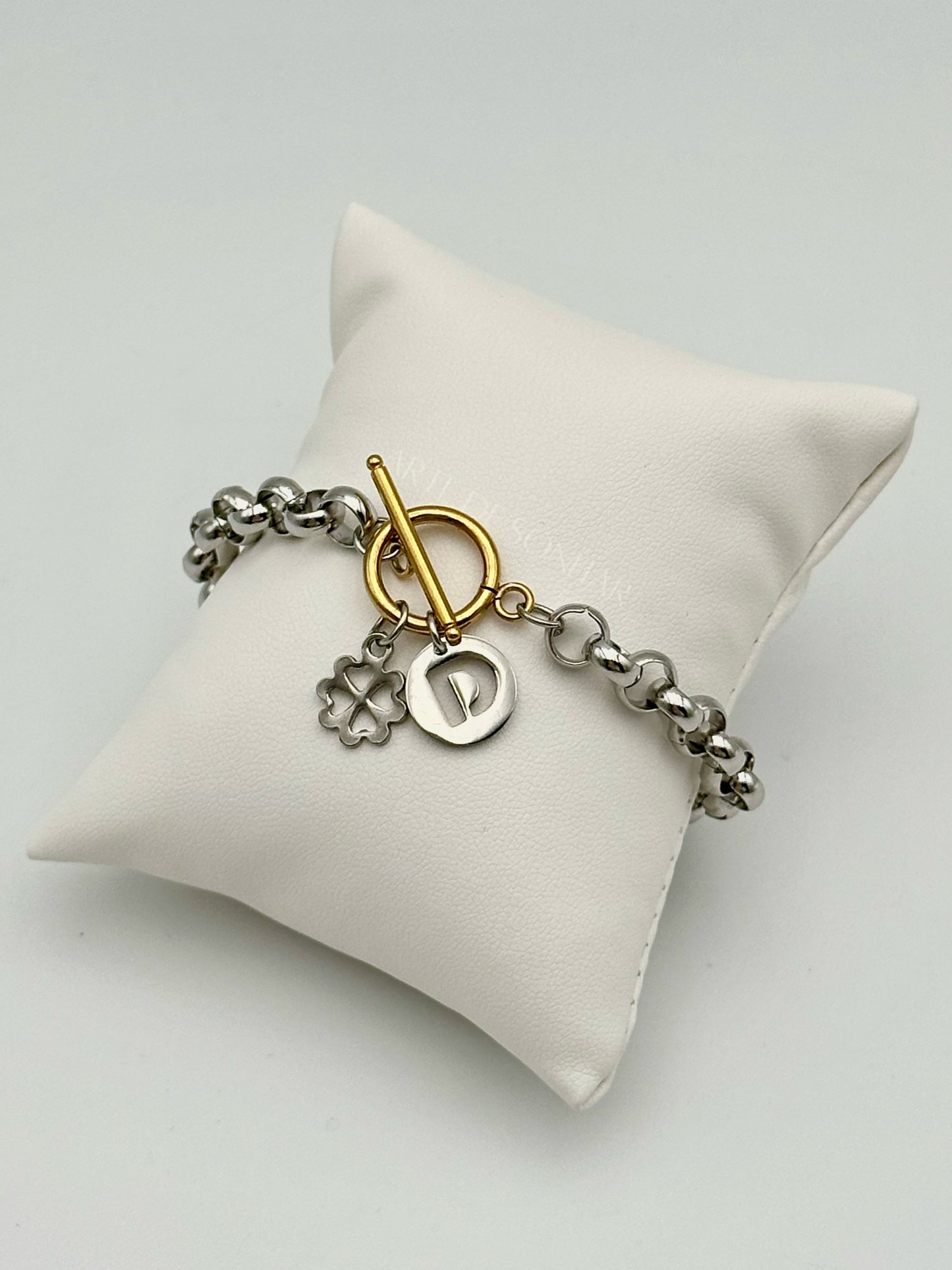 Pulseira com letra D e trevo