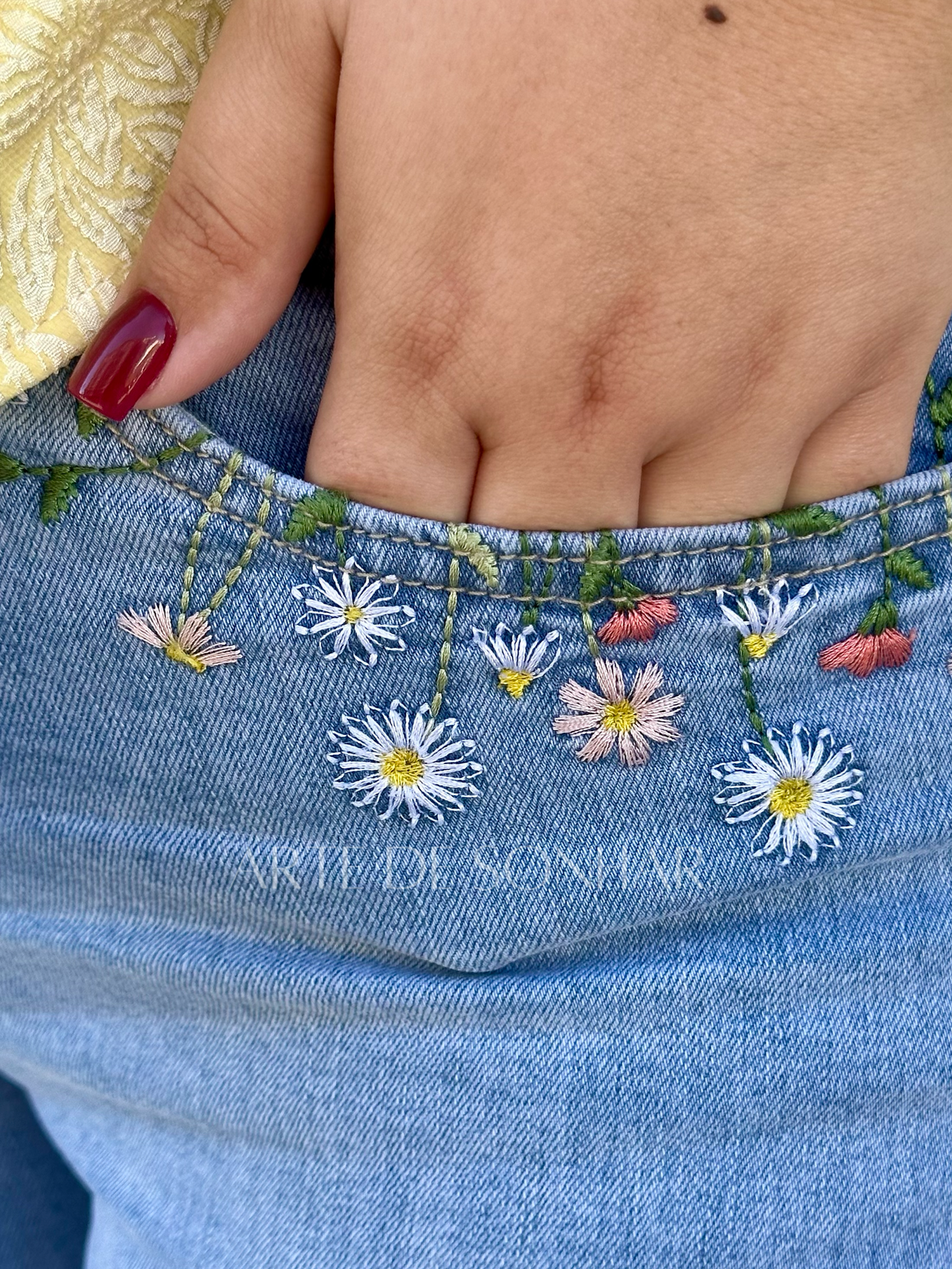 Calças de ganga com flores bordadas