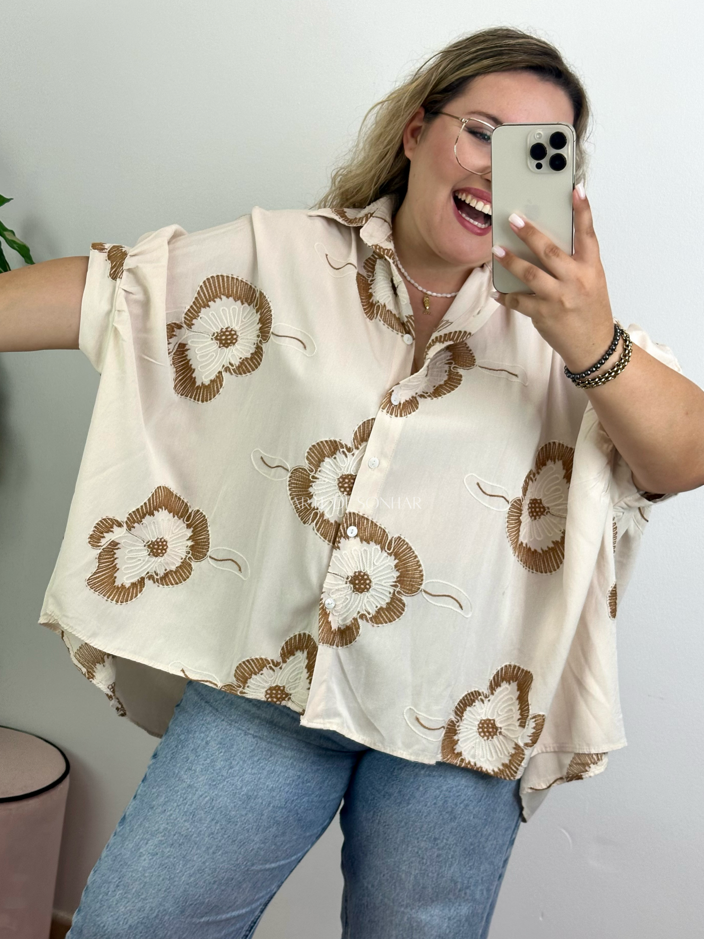 Camisa oversize bege com bordados camel