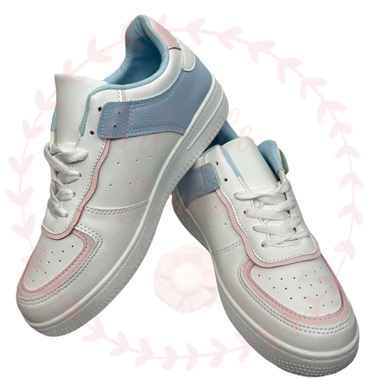 Ténis brancos, azul e rosa