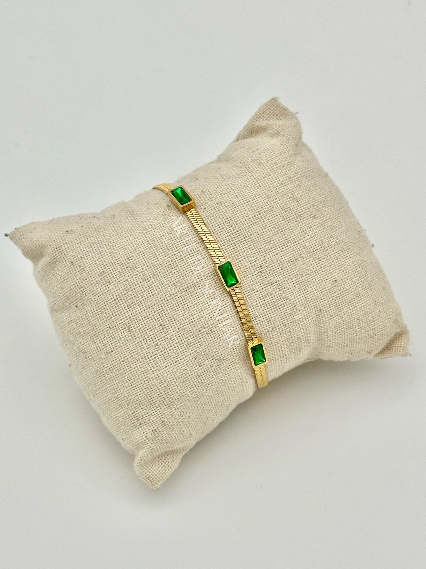Pulseira dourada com cristais verdes
