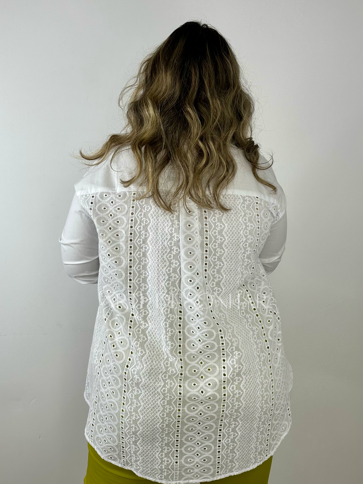 Camiseiro branco com bordado inglês