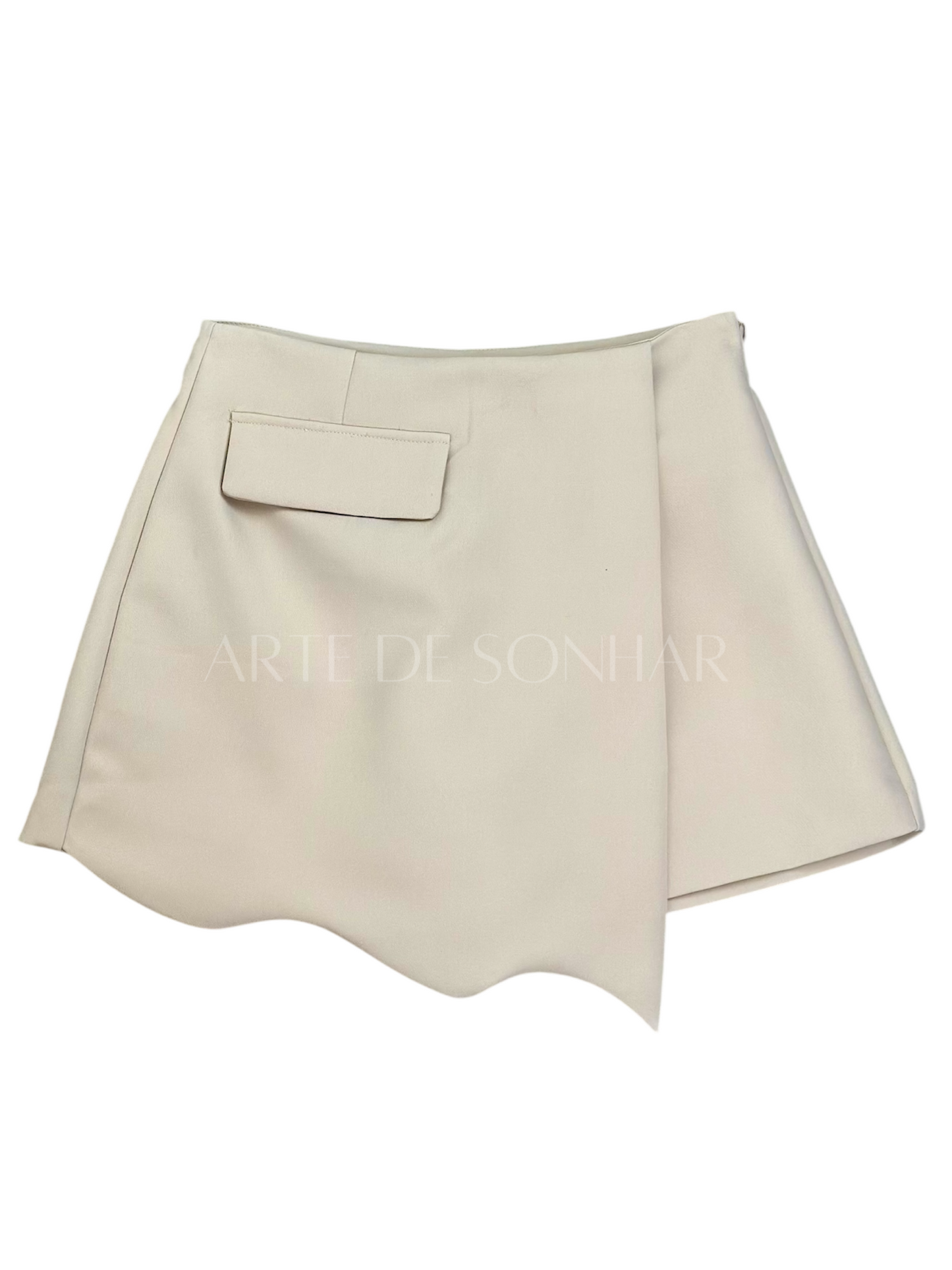 Conjunto de blazer curto com saia calção bege