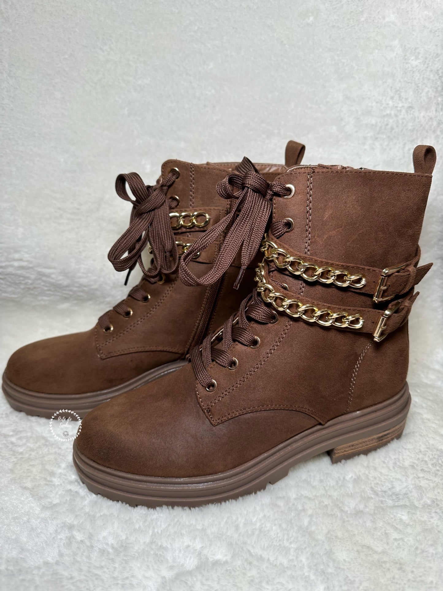 Botas castanhas militares