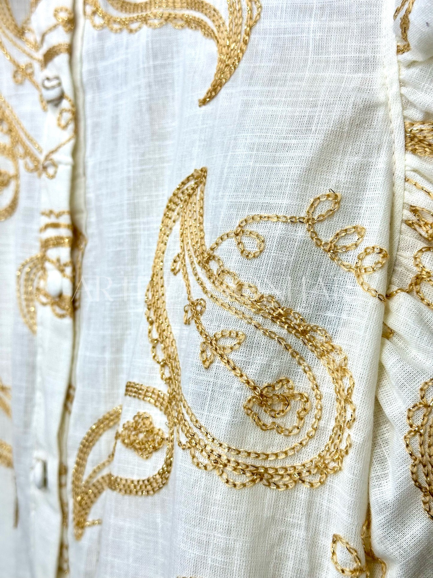 Camisa com bordados e mangas bufantes