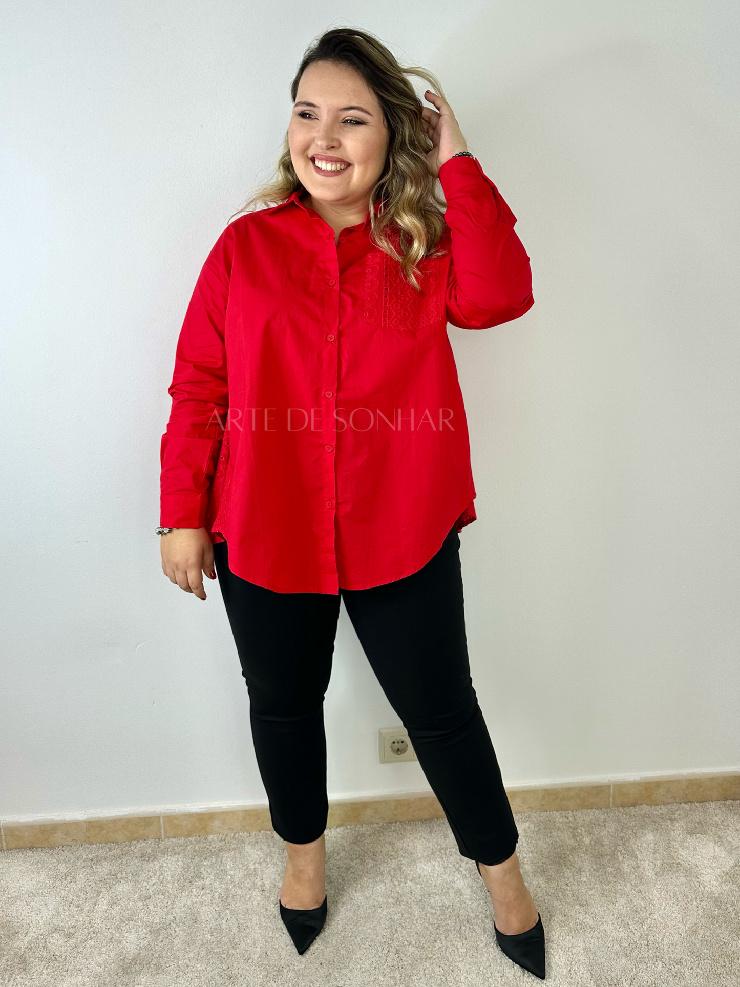 Camiseiro vermelho com bordado inglês