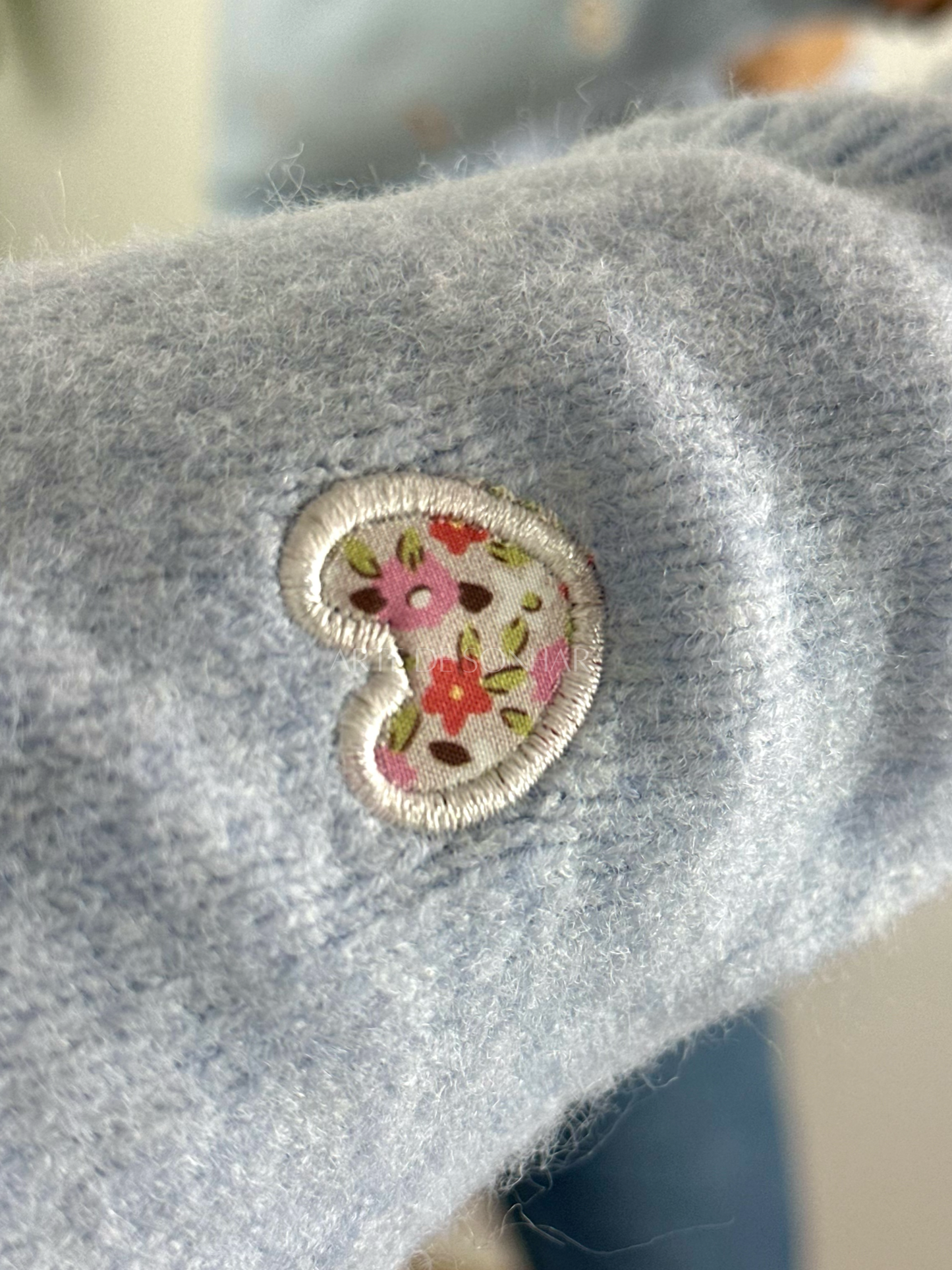 Camisola de malha azul com corações e flores