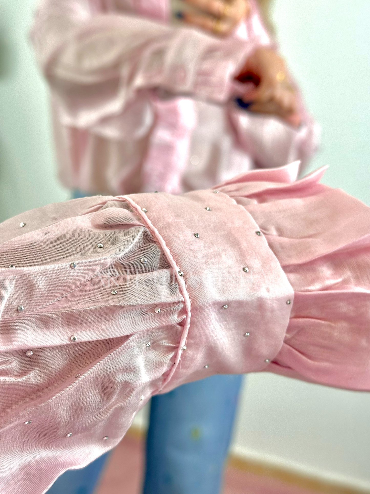 Camisa rosa com transparências e folhos e brilhantes