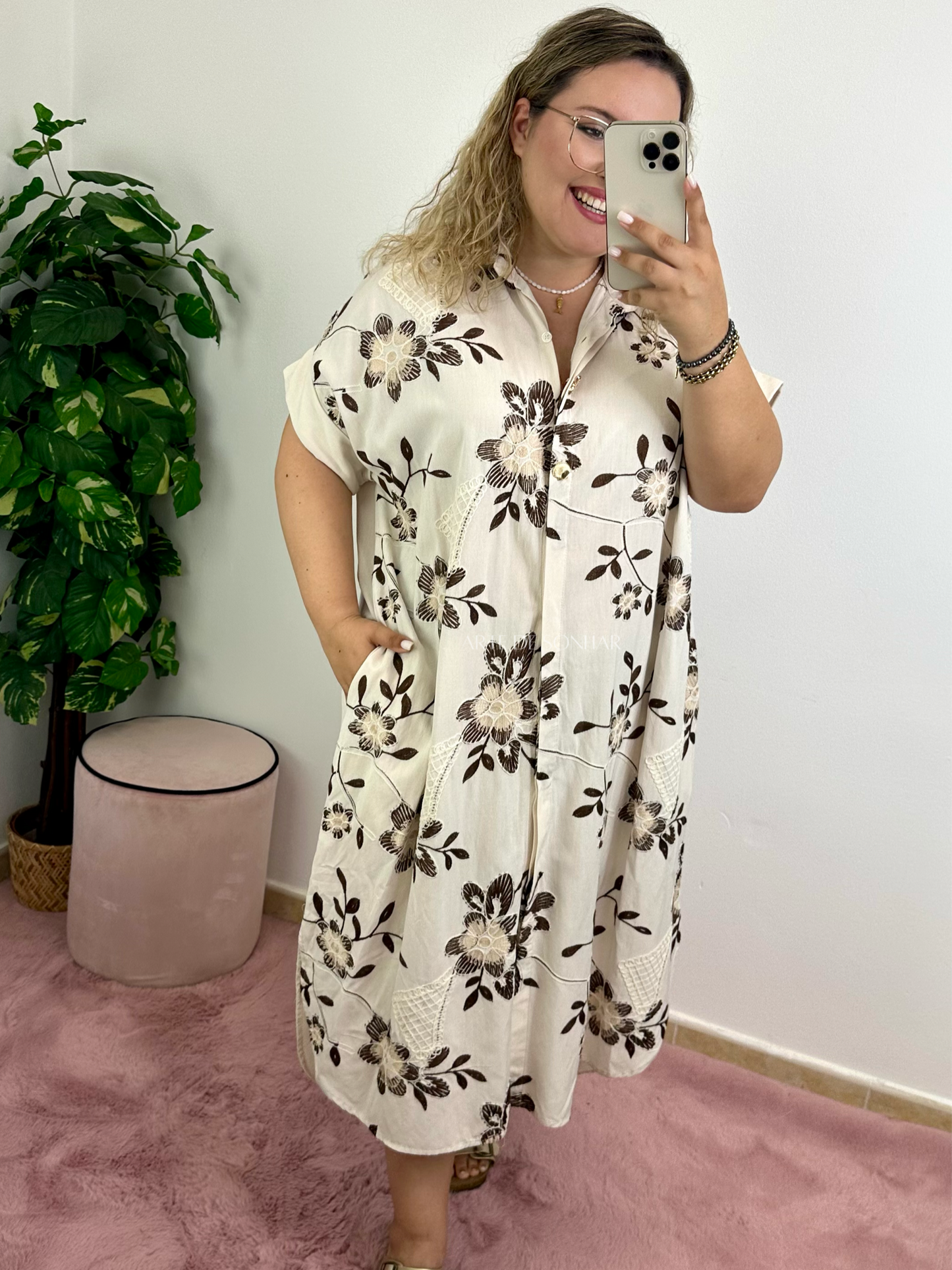 Vestido camiseiro bege com bordados castanhos