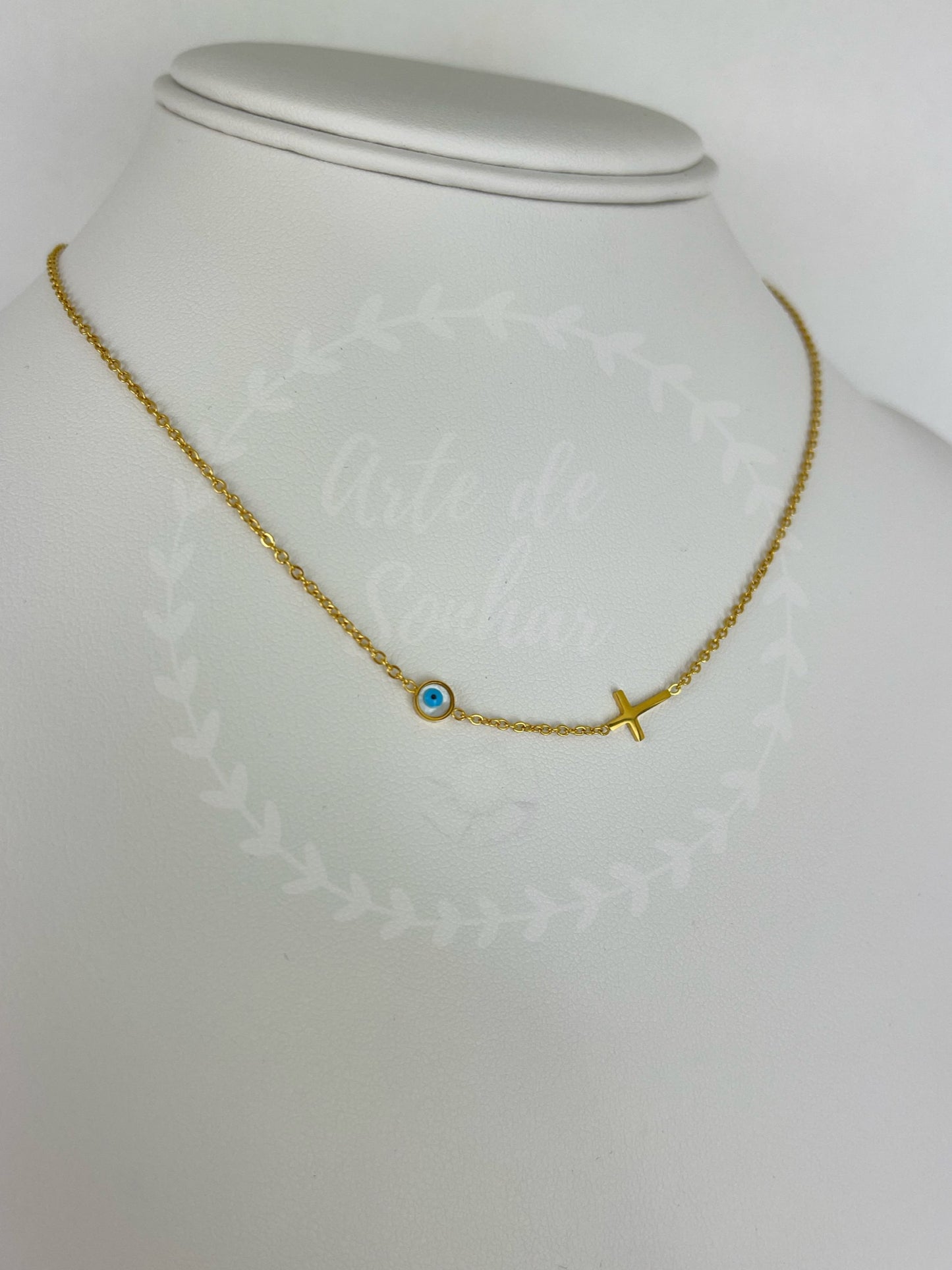 Colar dourado com cruz e olho