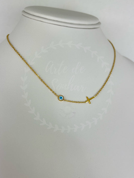 Colar dourado com cruz e olho