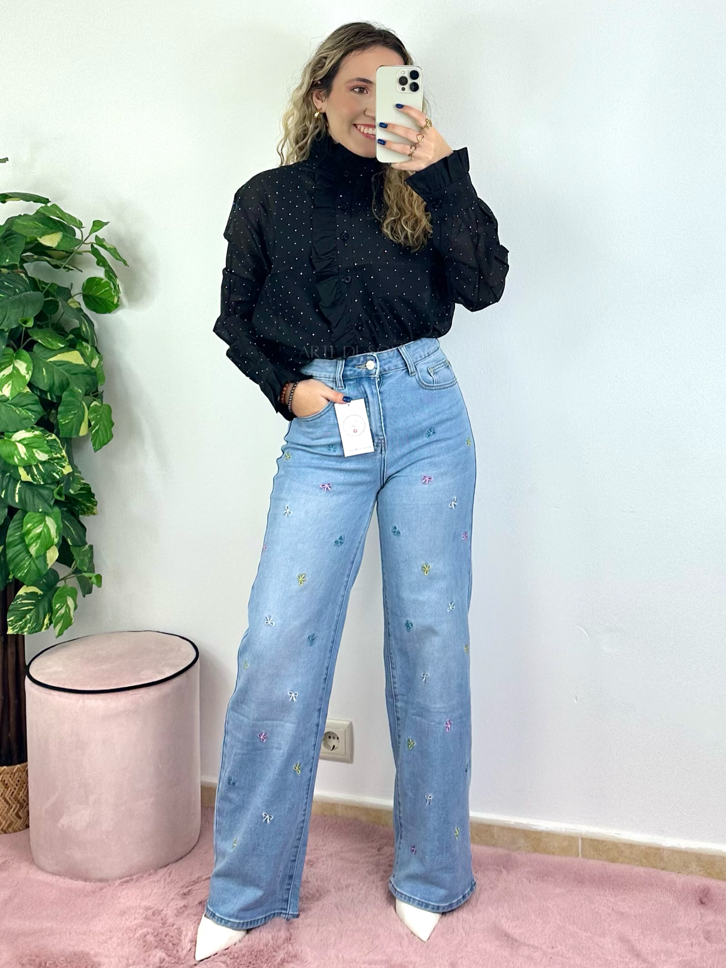 Camisa preta com transparências e folhos e brilhantes