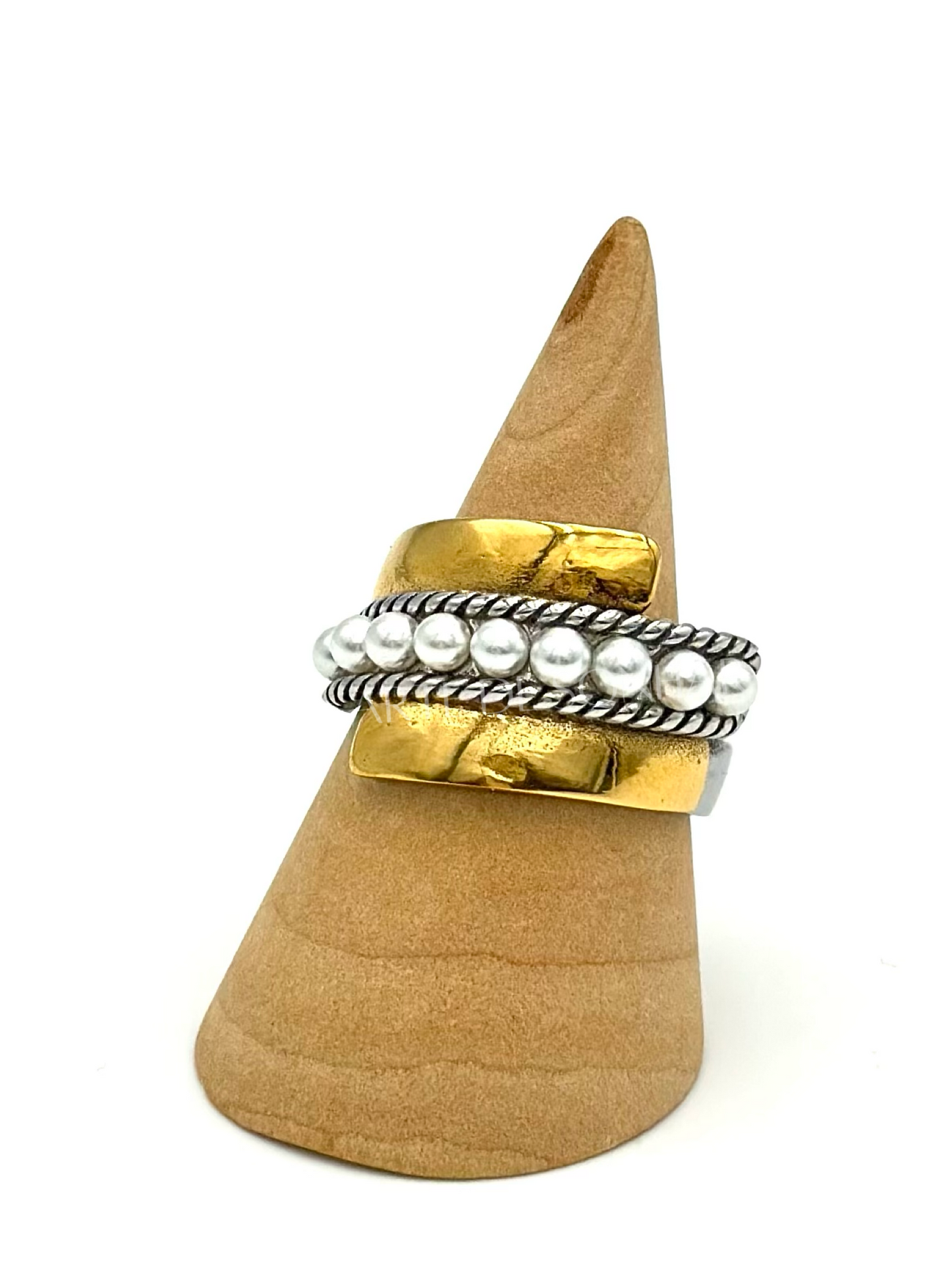 Anel dourado e prateado com pérolas