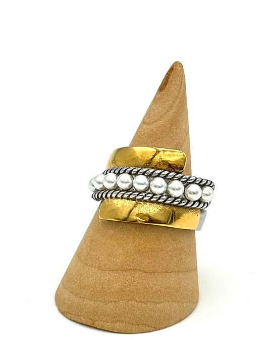 Anel dourado e prateado com pérolas