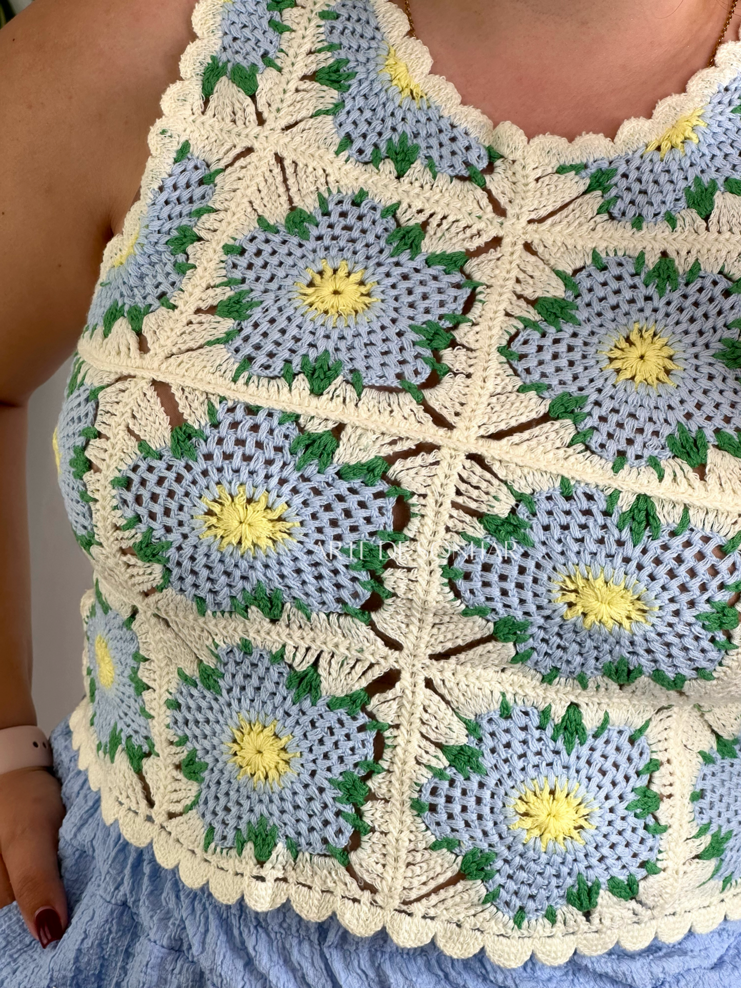 Top de crochet com flores azul e bege