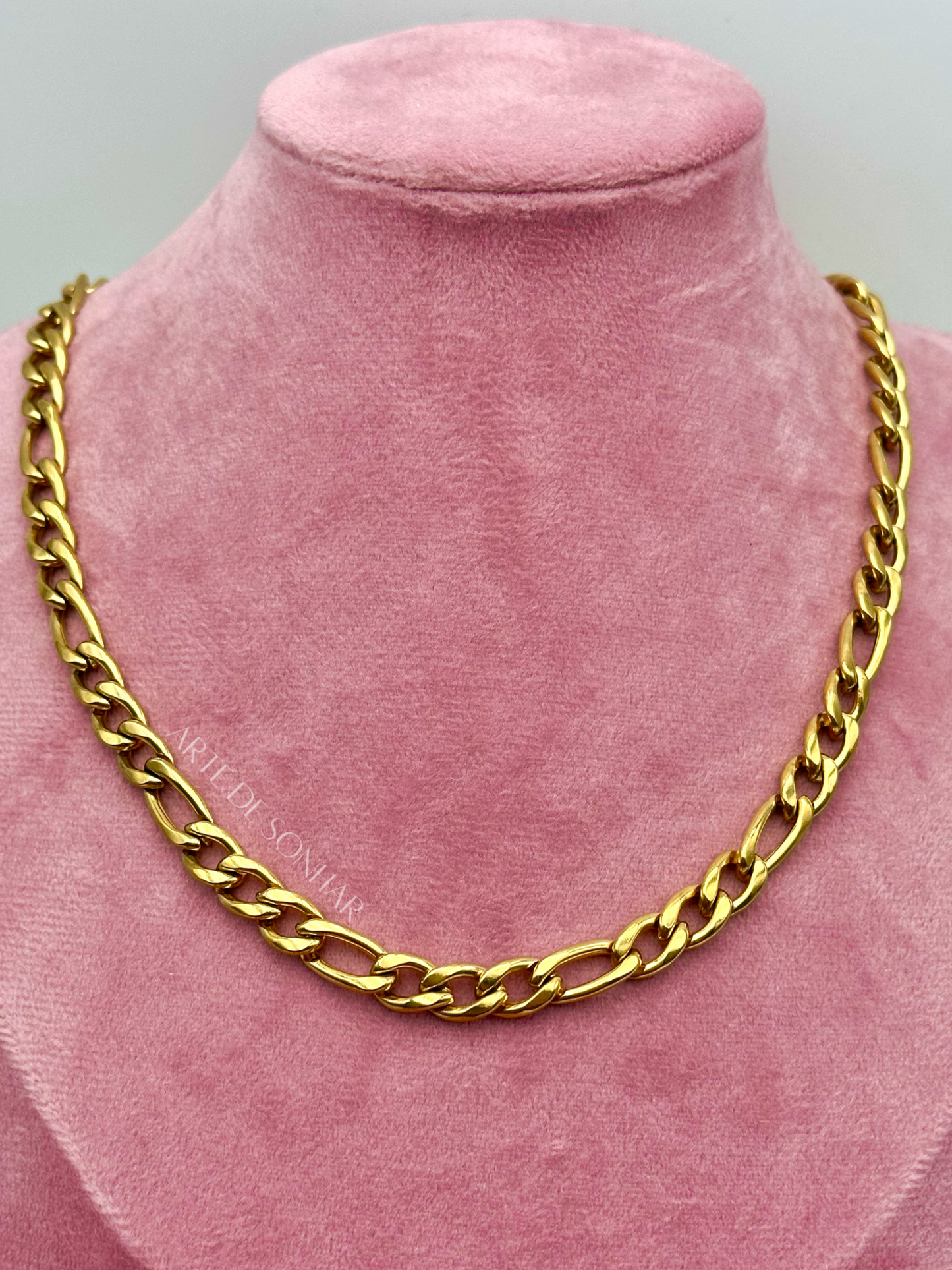Colar de malha aberta dourado