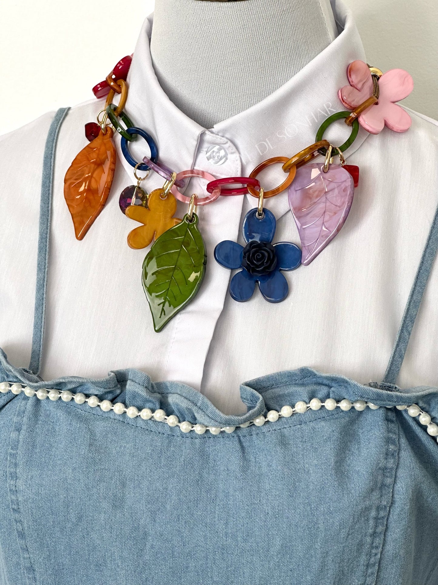Colar em acrílico com flores e folhas multicor